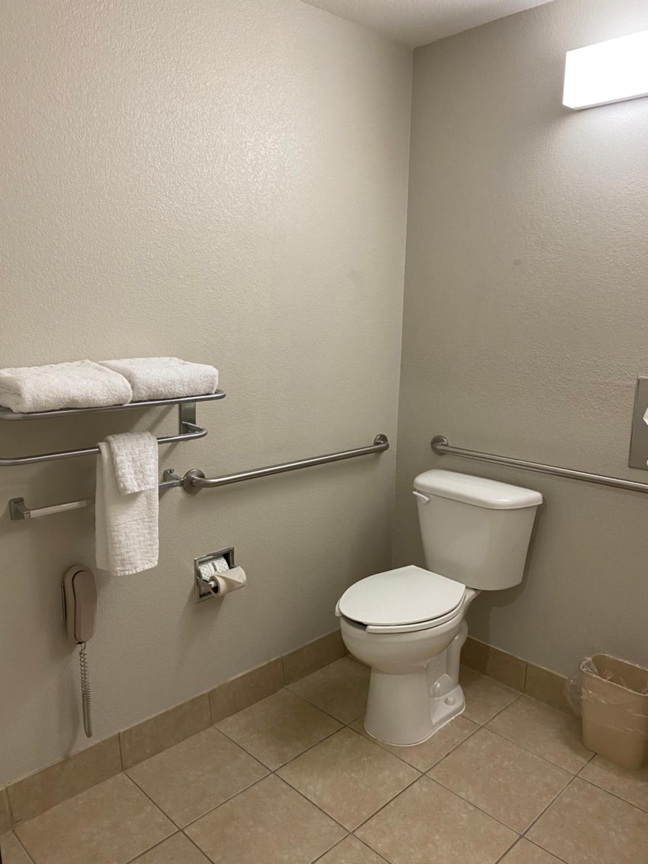 Accessible 2 Queens - Photo 8