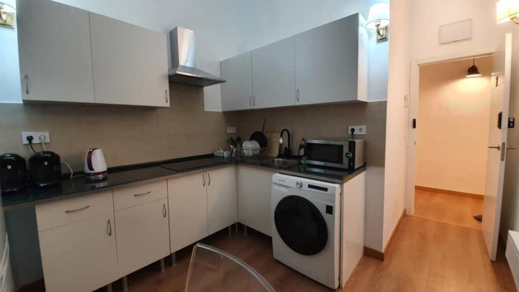 Twin Room with Balcony - Photo 18