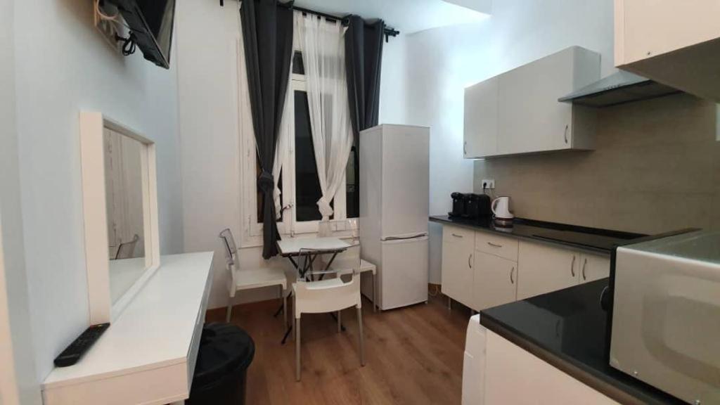 Twin Room with Balcony - Photo 16