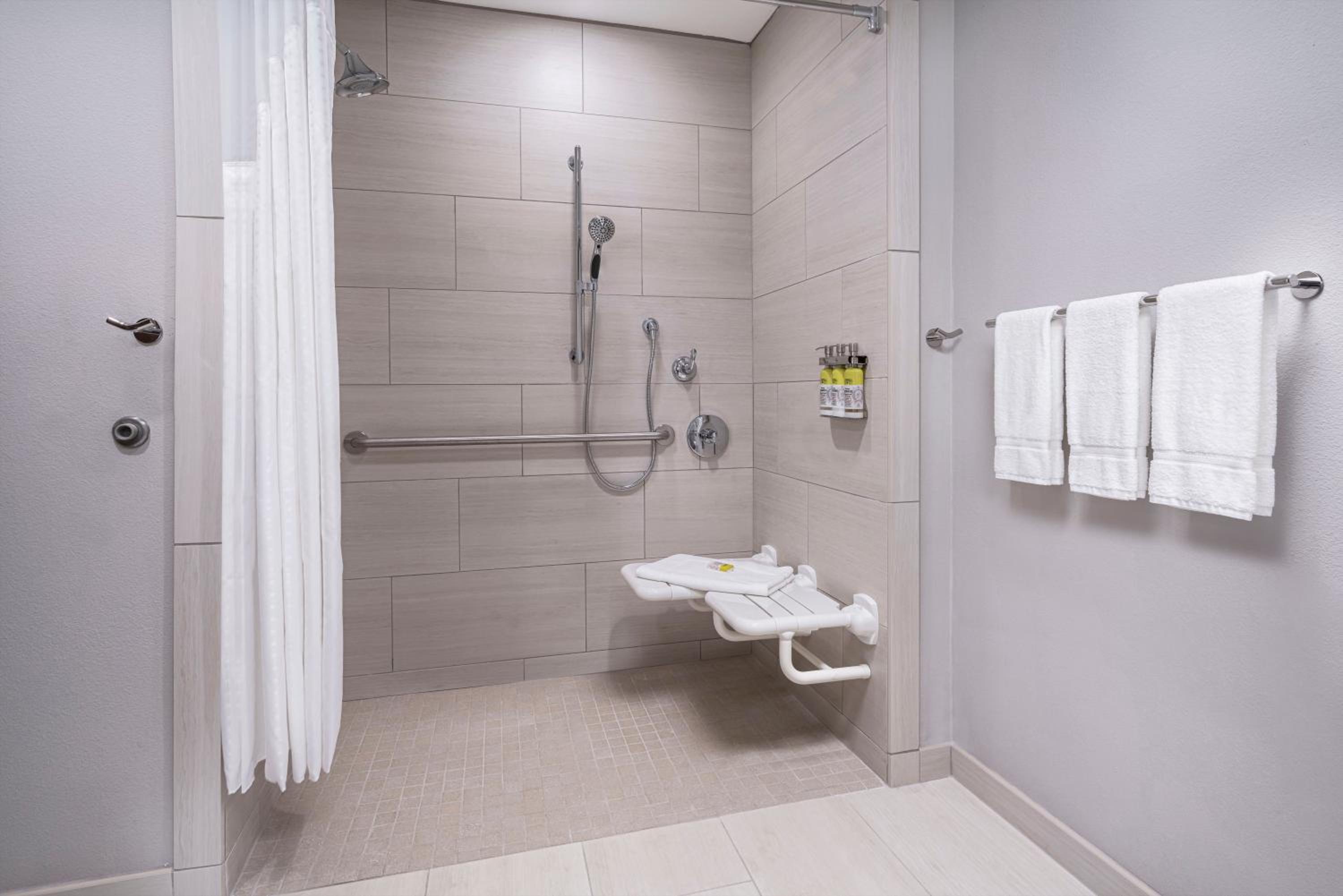 King Room with Hearing Accessible Roll In Shower - Non-Smoking - Photo 4