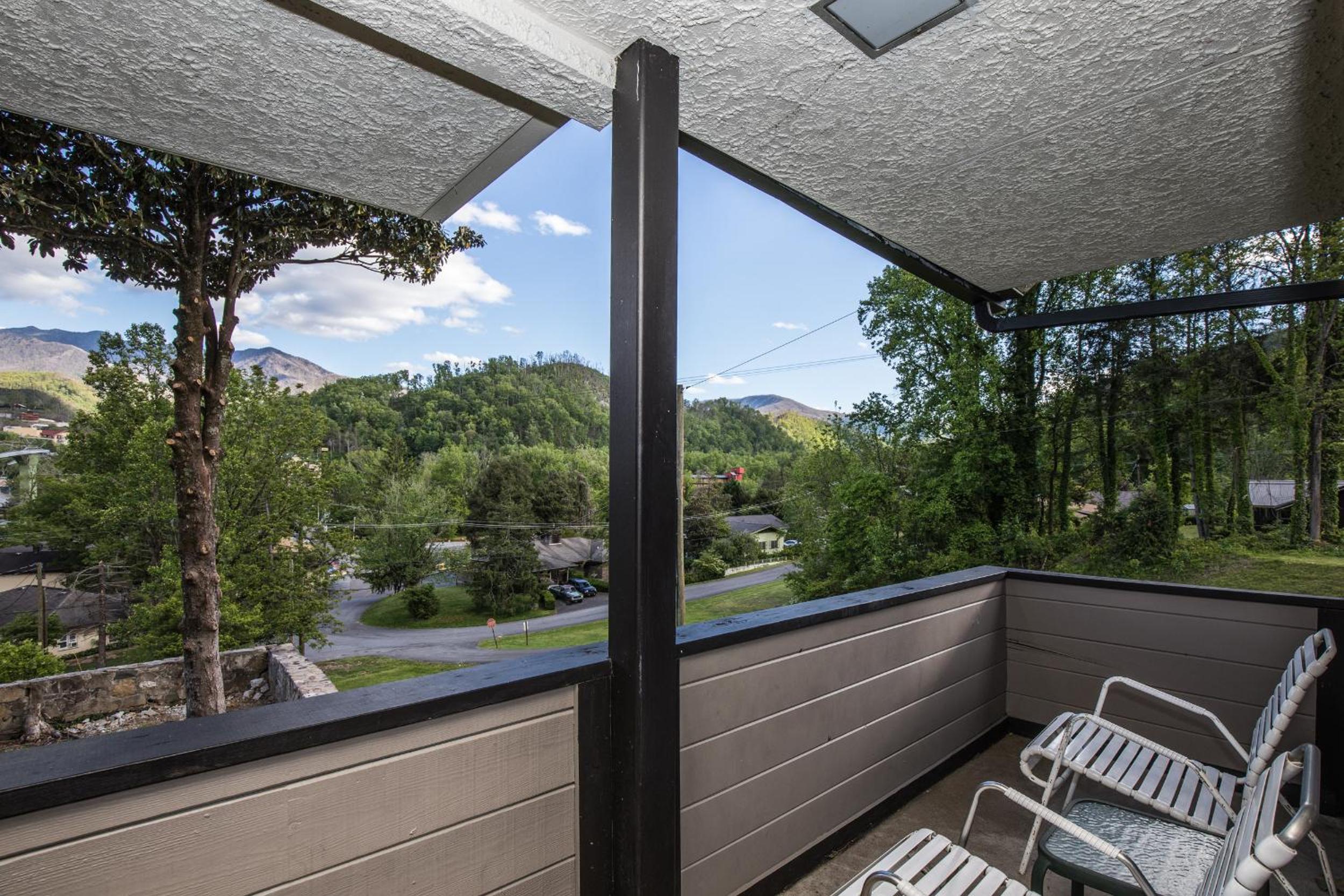 Deluxe King Room with Mountain View and Jacuzzi photo 3