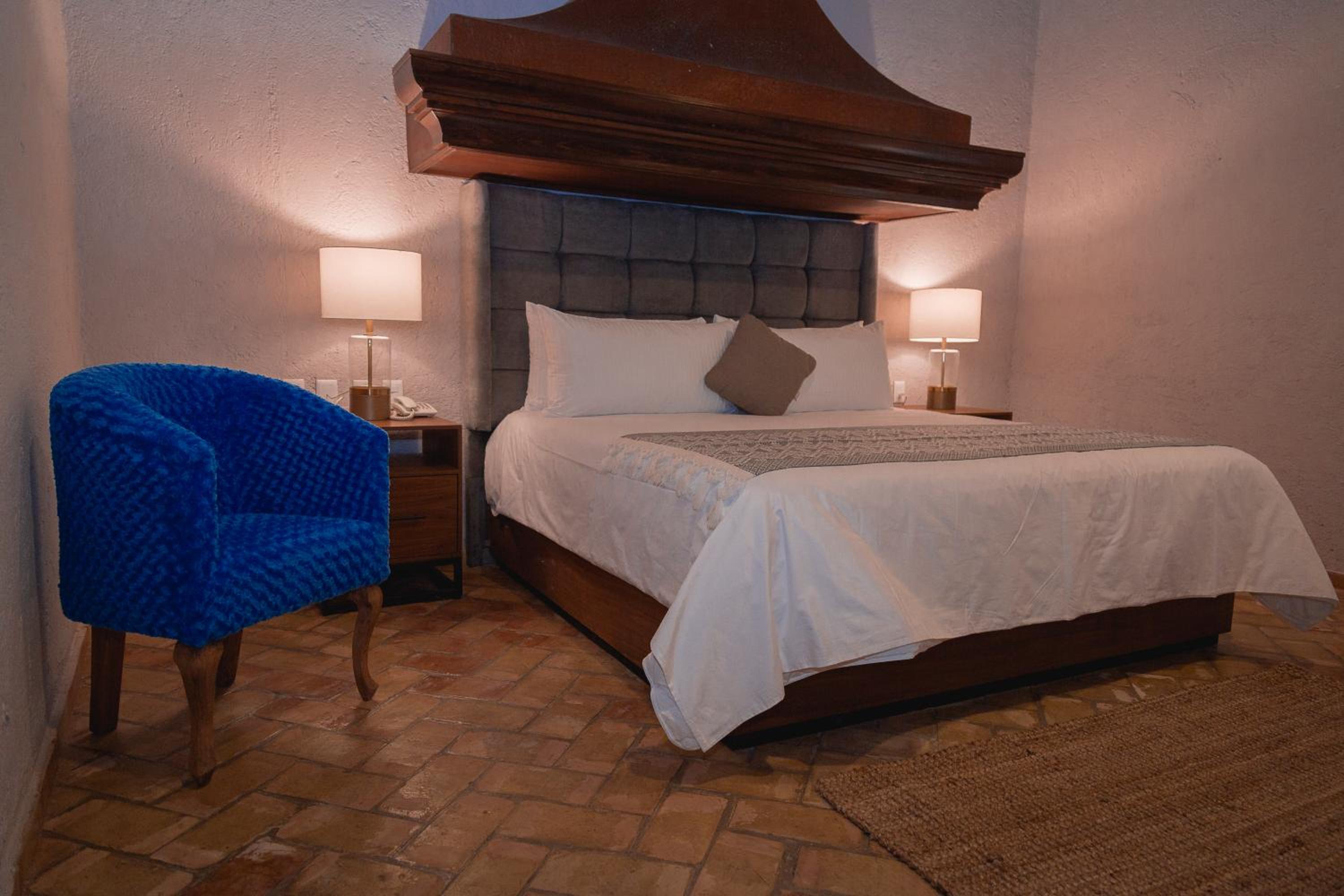 Suite - Photo 13