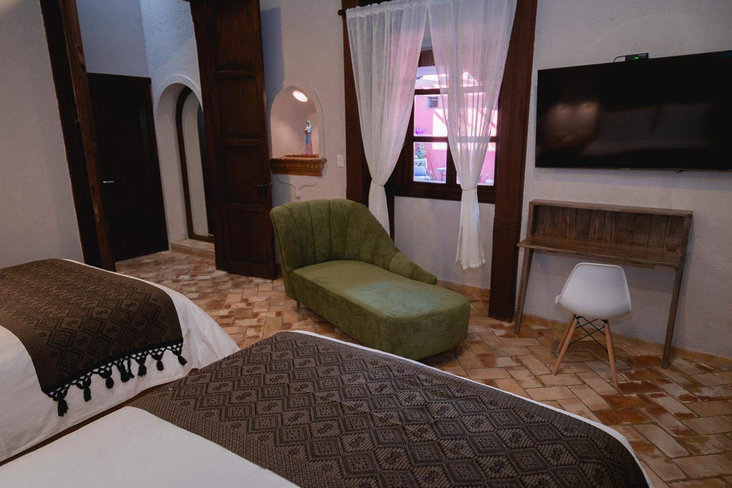 Deluxe Double Room with Two Double Beds - Photo 6