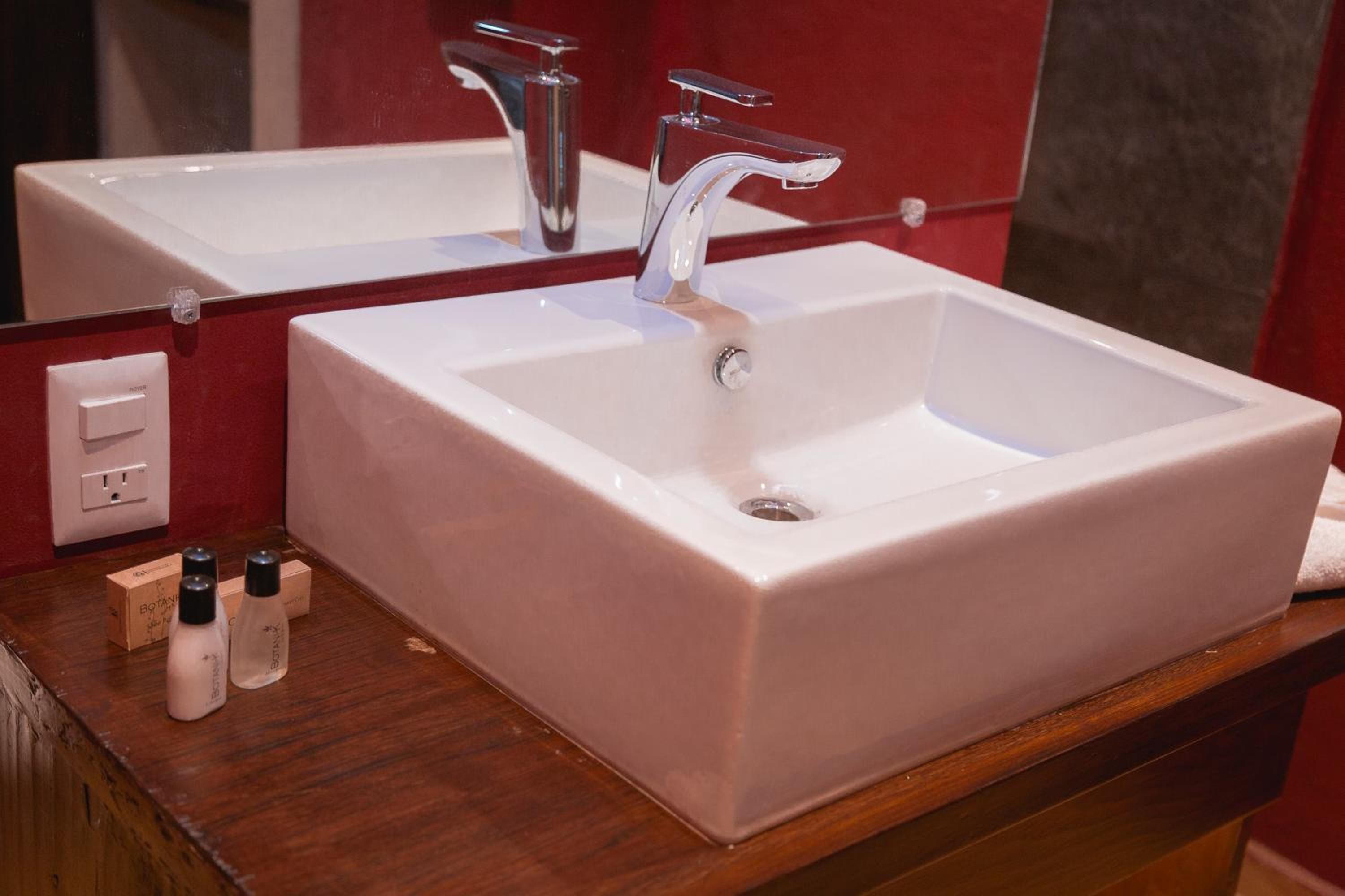 Deluxe Double Room with Two Double Beds - Photo 10