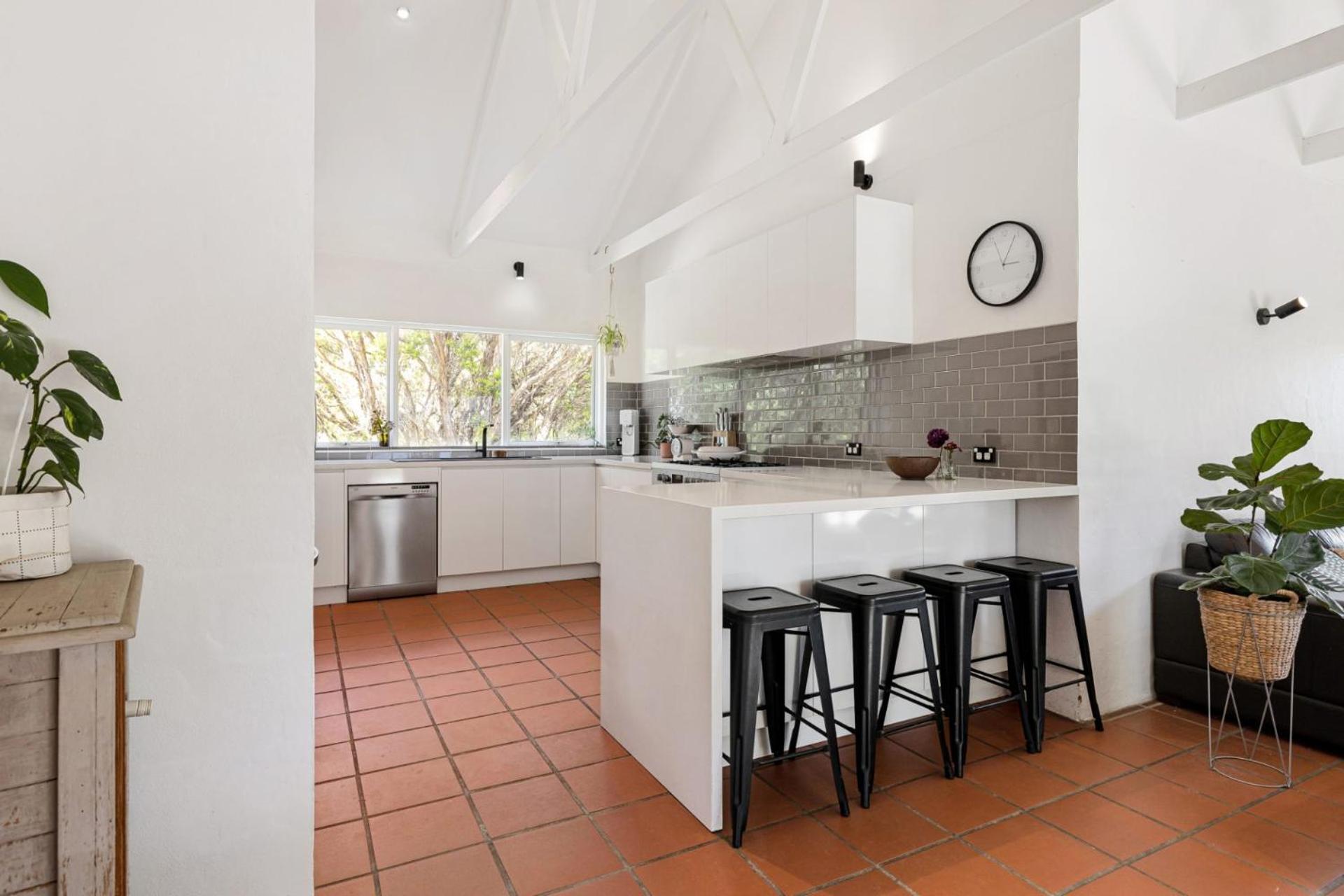 Five-Bedroom House photo 3