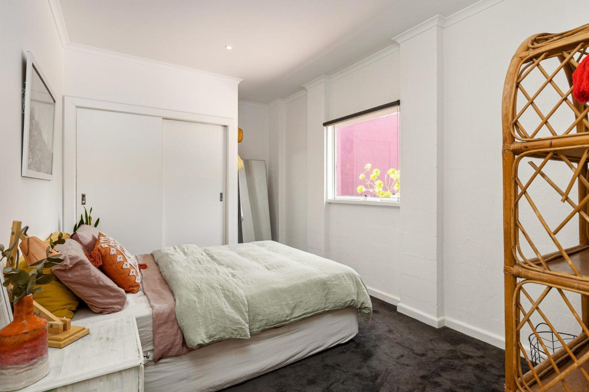 Five-Bedroom House photo 2