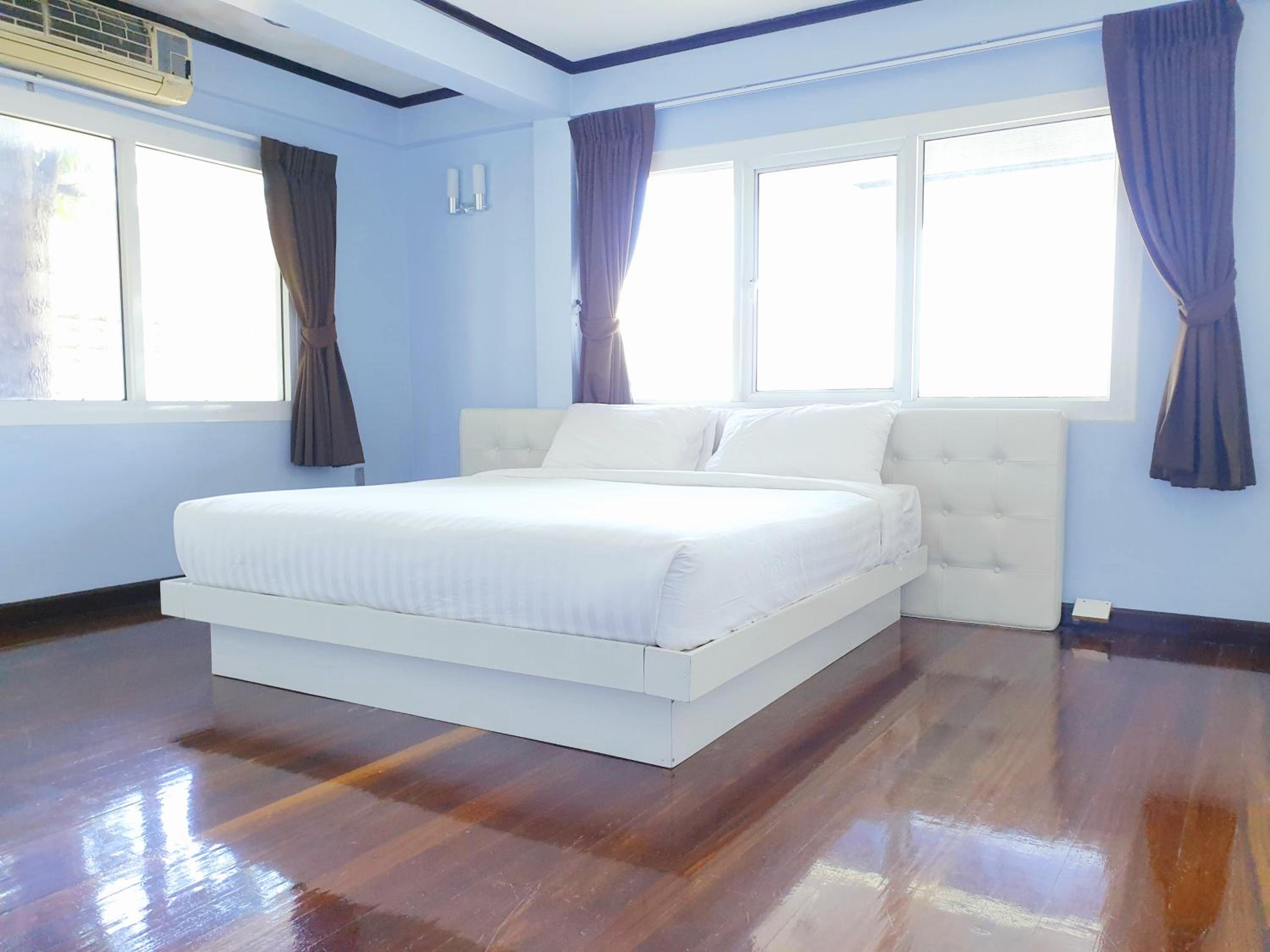 Four-Bedroom House - Photo 1
