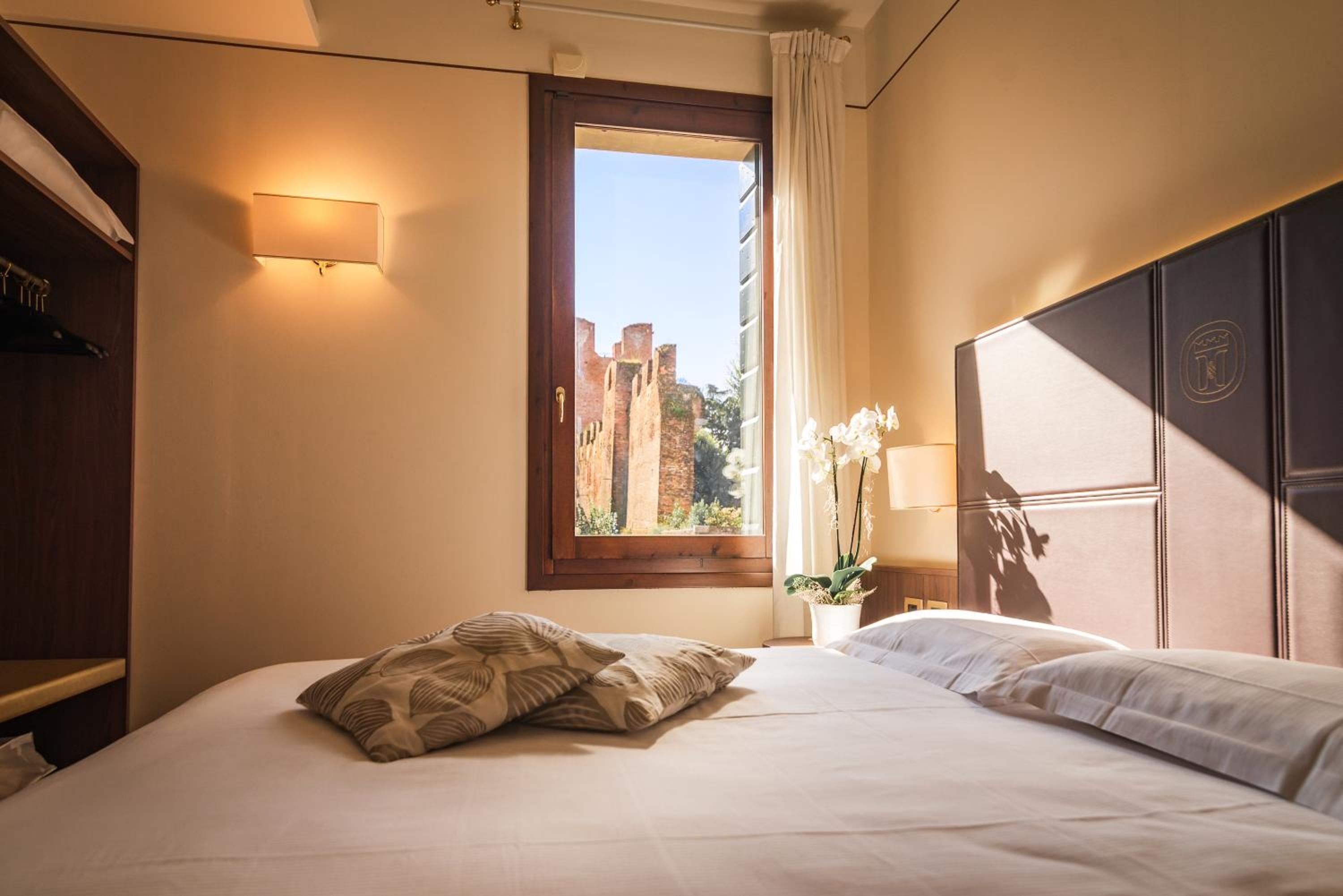 Triple Room thumbnail 6
