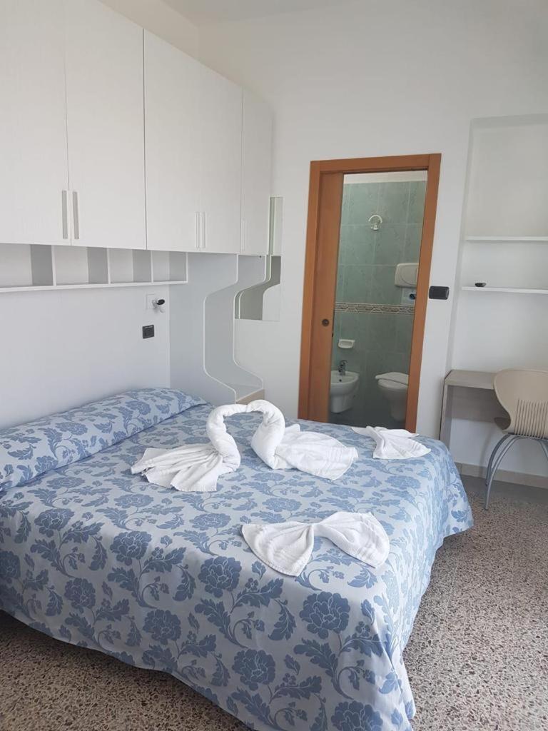 Double Room - Photo 9