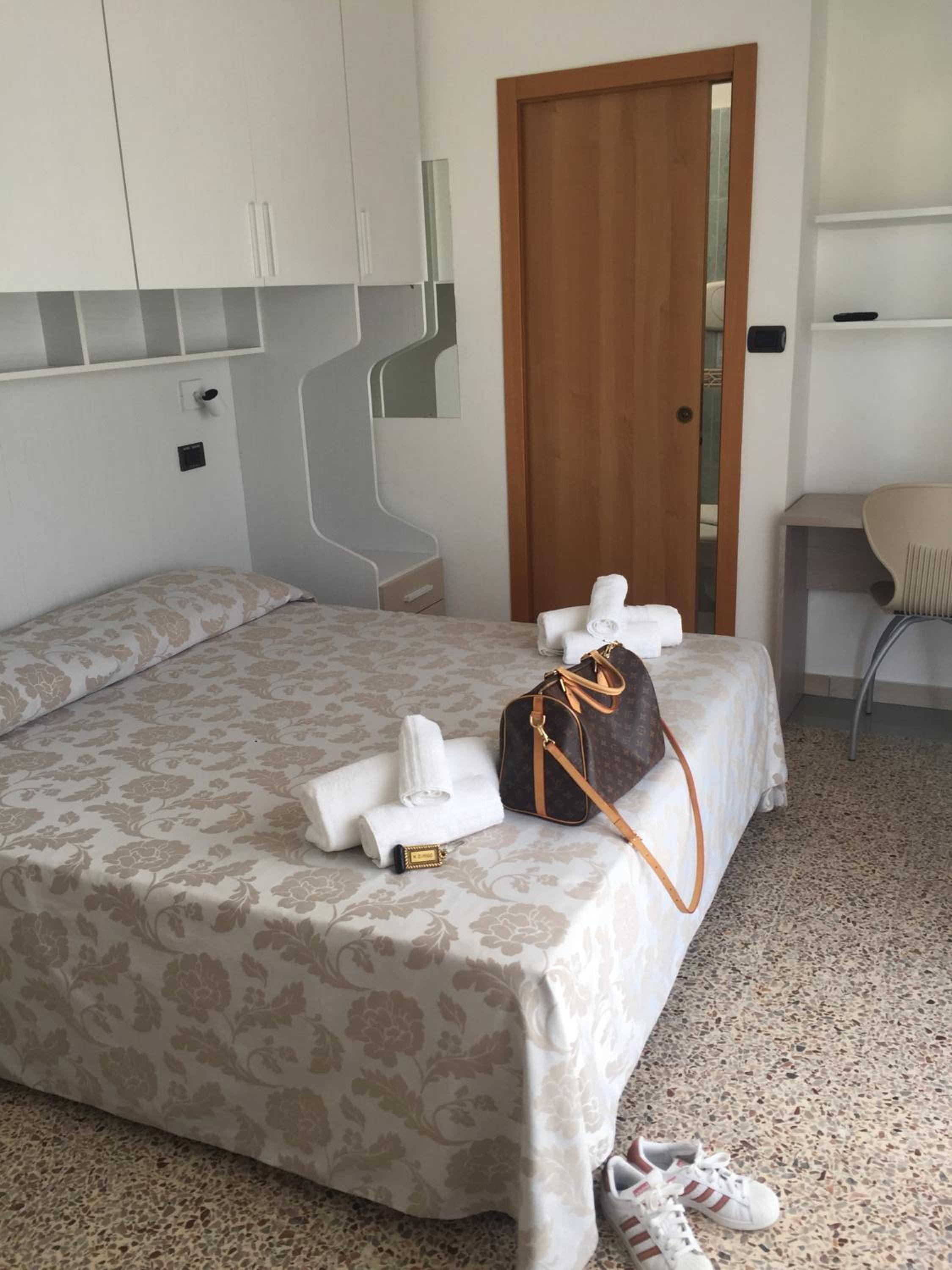 Double Room - Photo 2