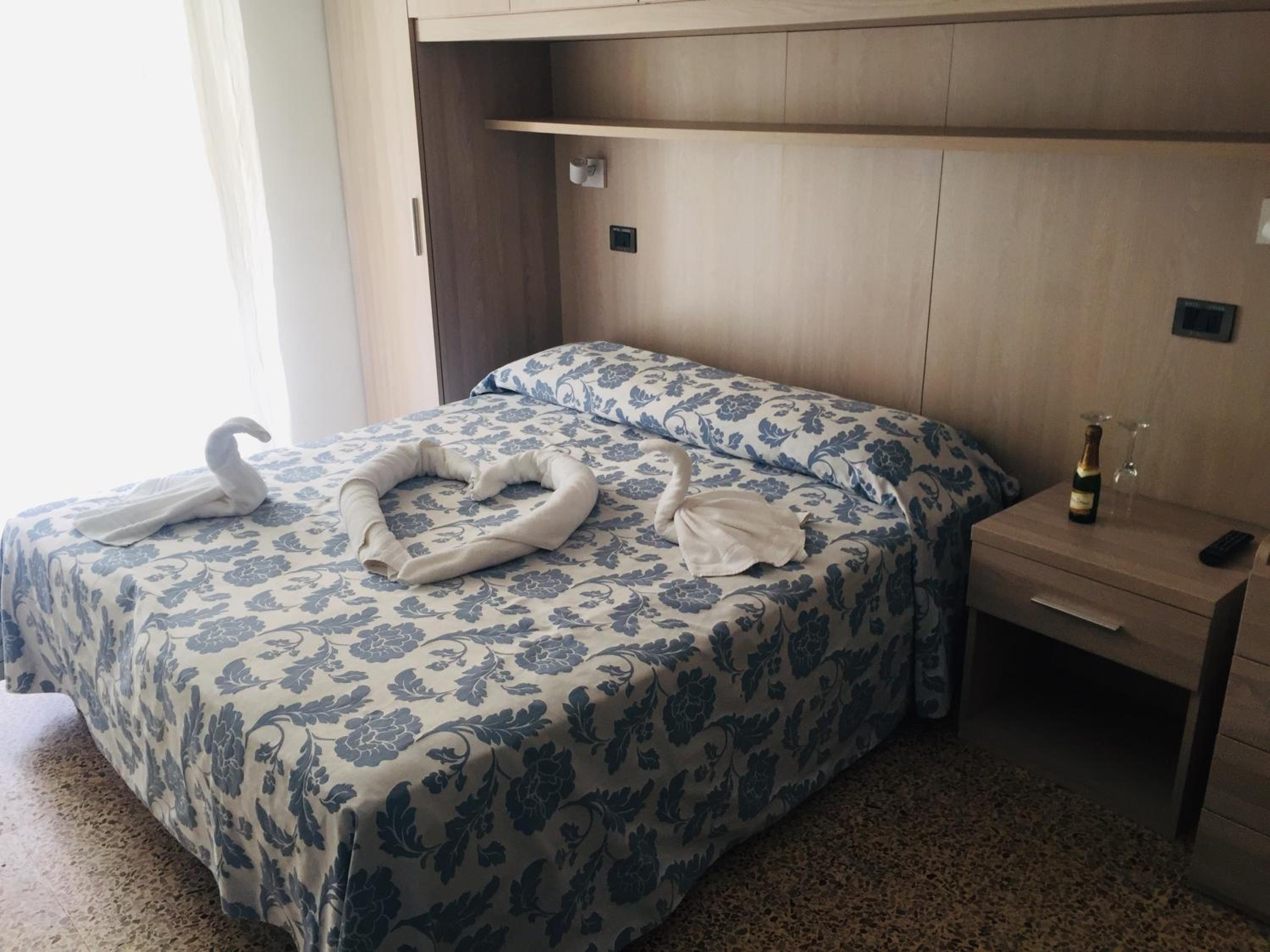Double Room - Photo 12