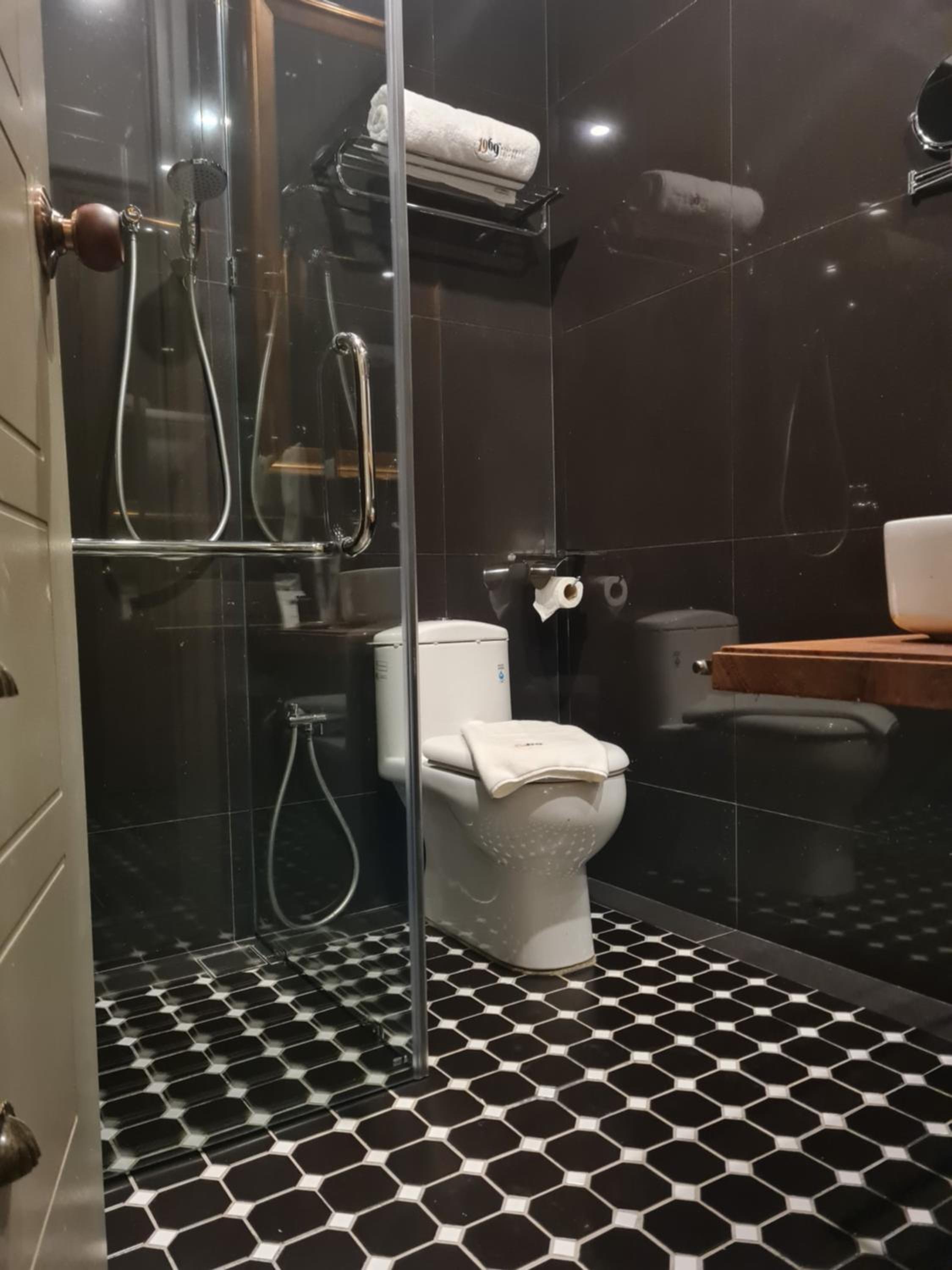 Deluxe Queen Room - Photo 6