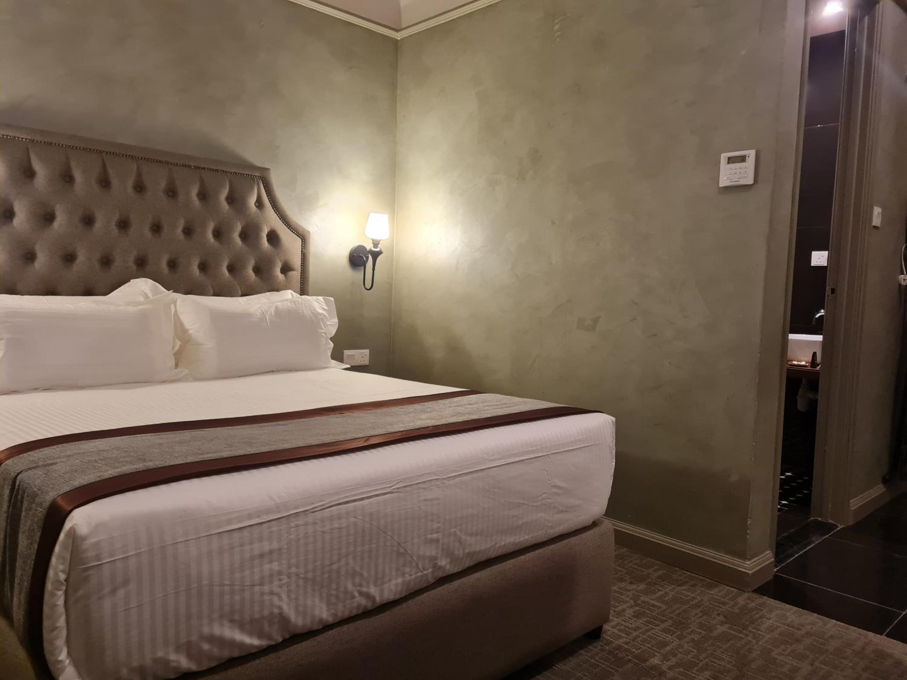 Deluxe Queen Room - Photo 4