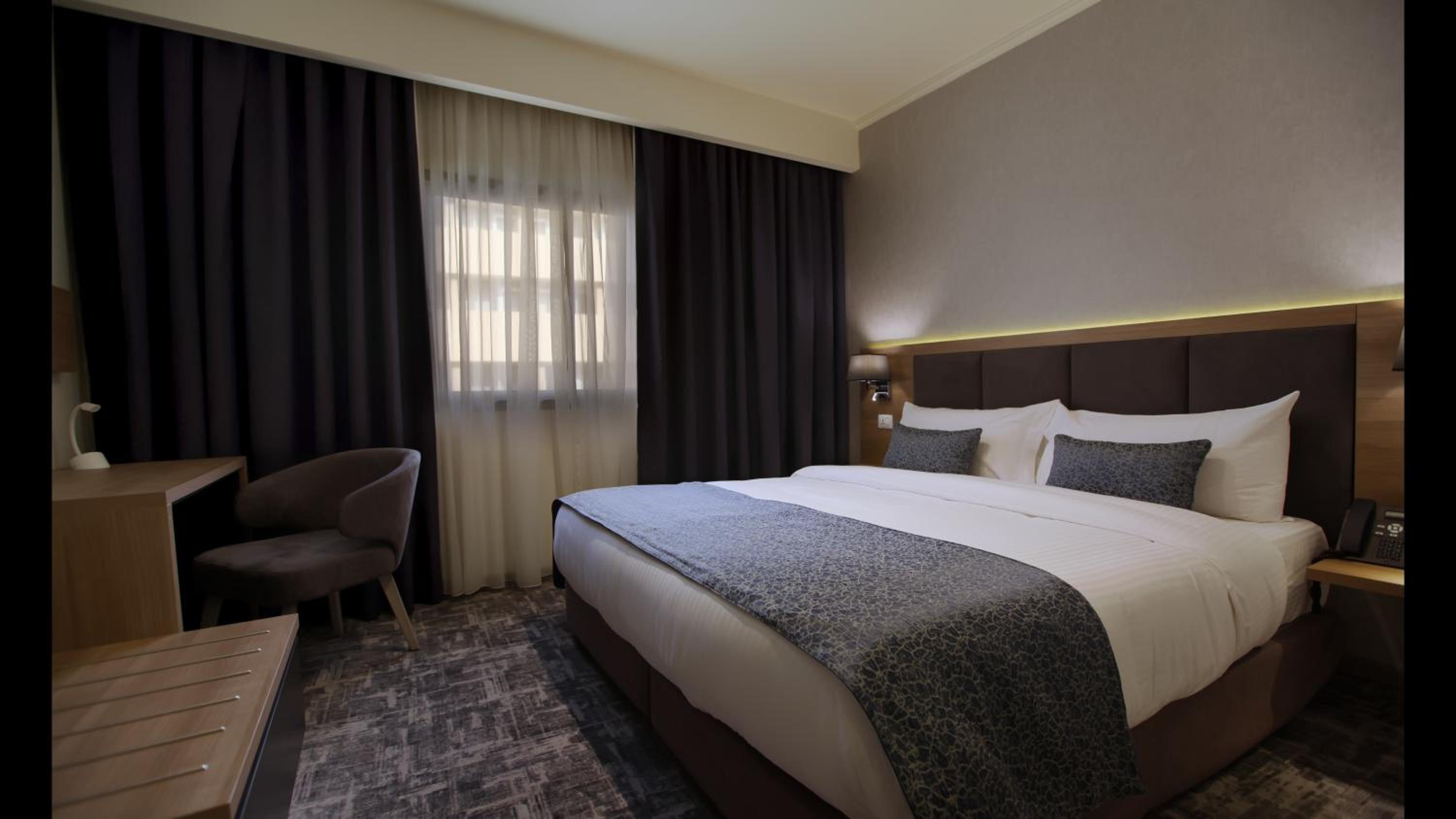 Deluxe King Room photo 3