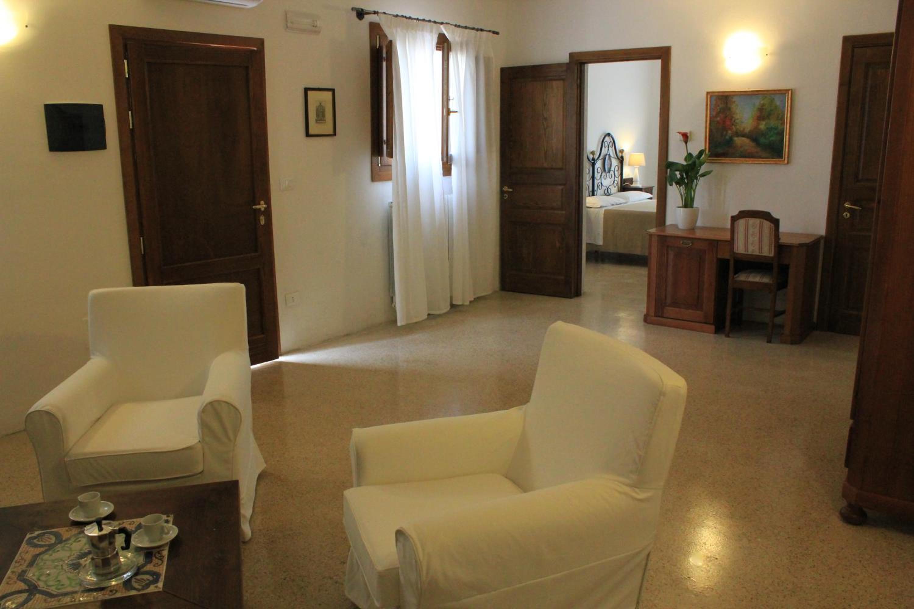 Double Room - Photo 11
