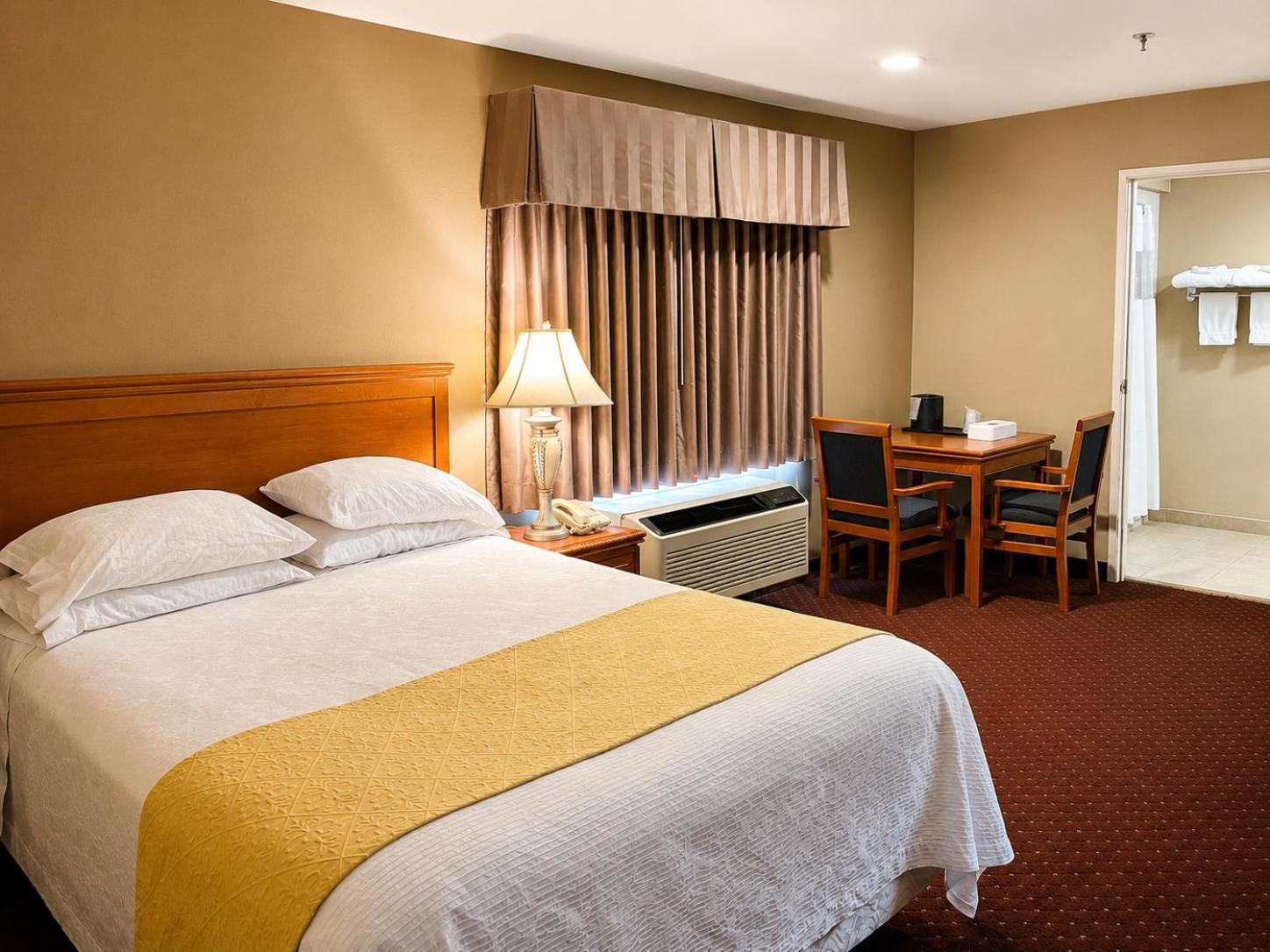 King room with Roll-in shower, Disability Access