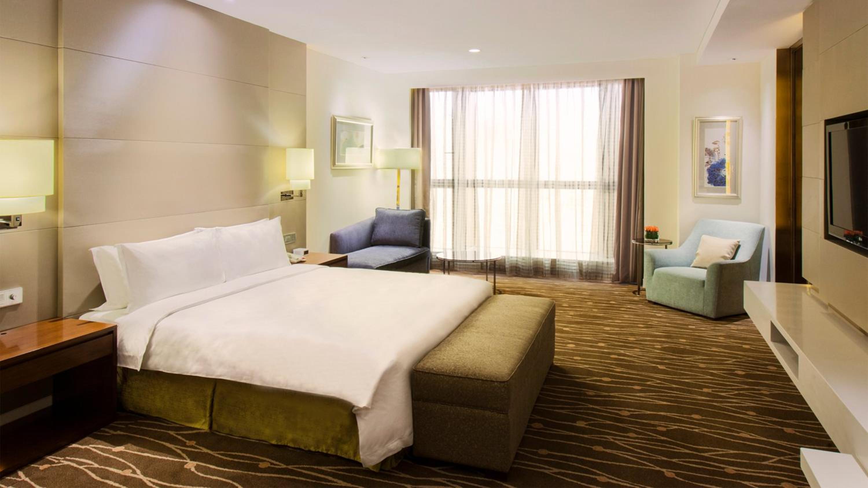 Premium King Room - Smoking - Photo 5