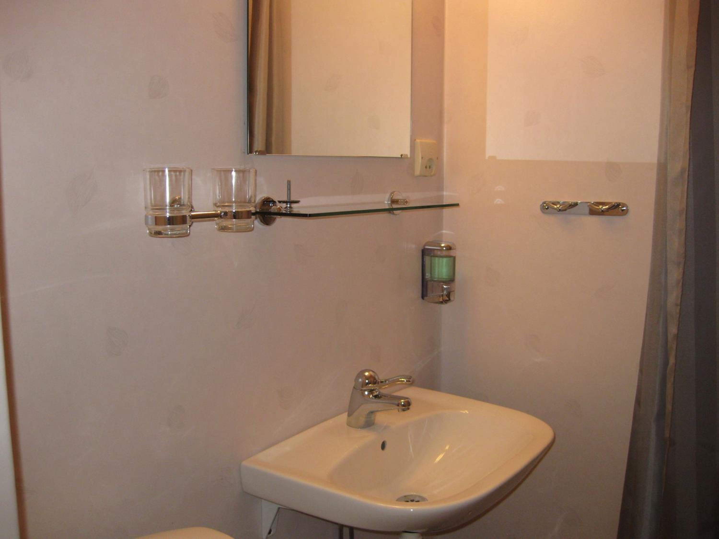 Twin Room - Photo 4