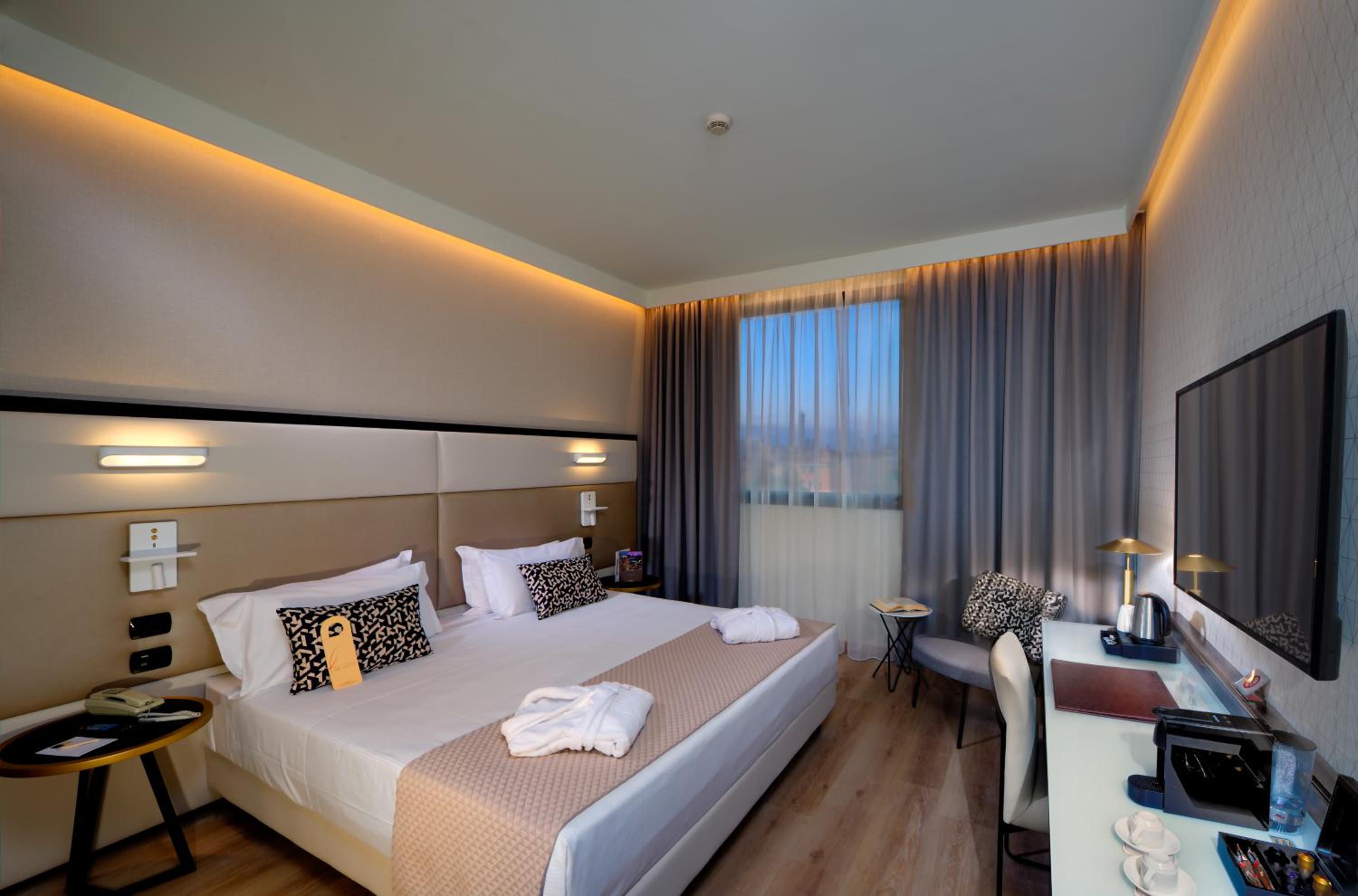 Superior Double Room with City View - Photo 2