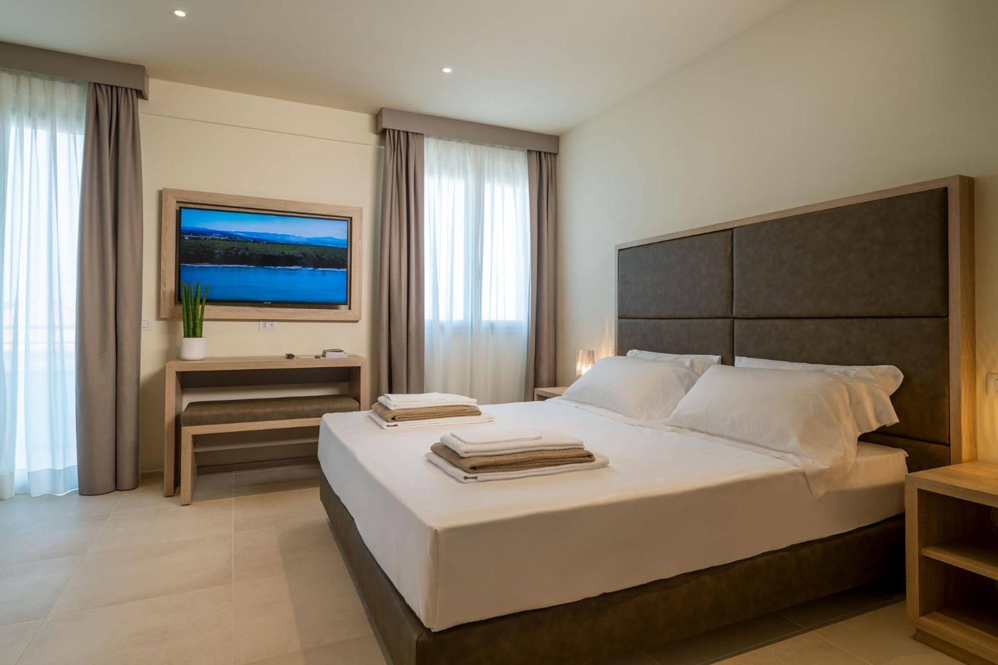Junior Suite with Balcony - Photo 1