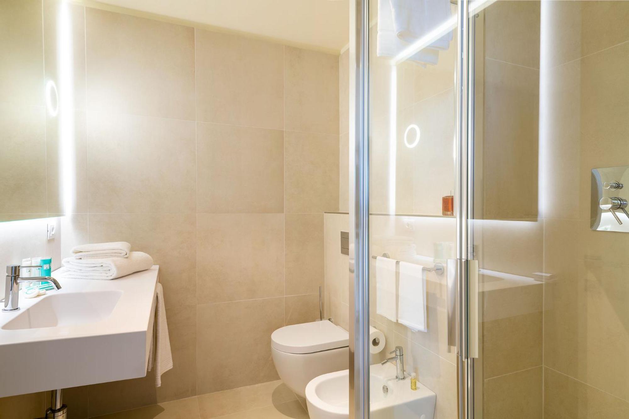 Junior Suite with Balcony - Photo 5