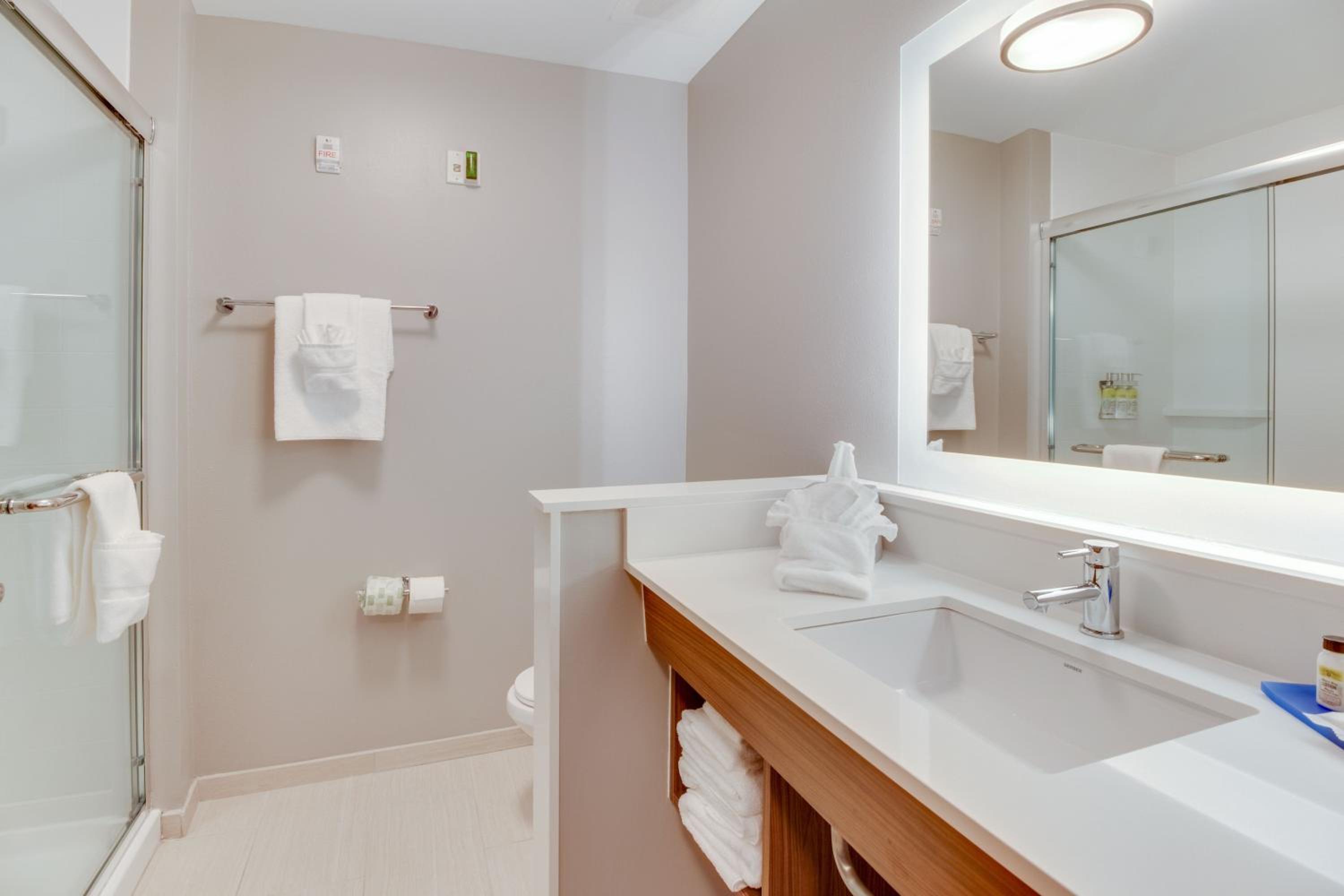 Standard King Room - Photo 5
