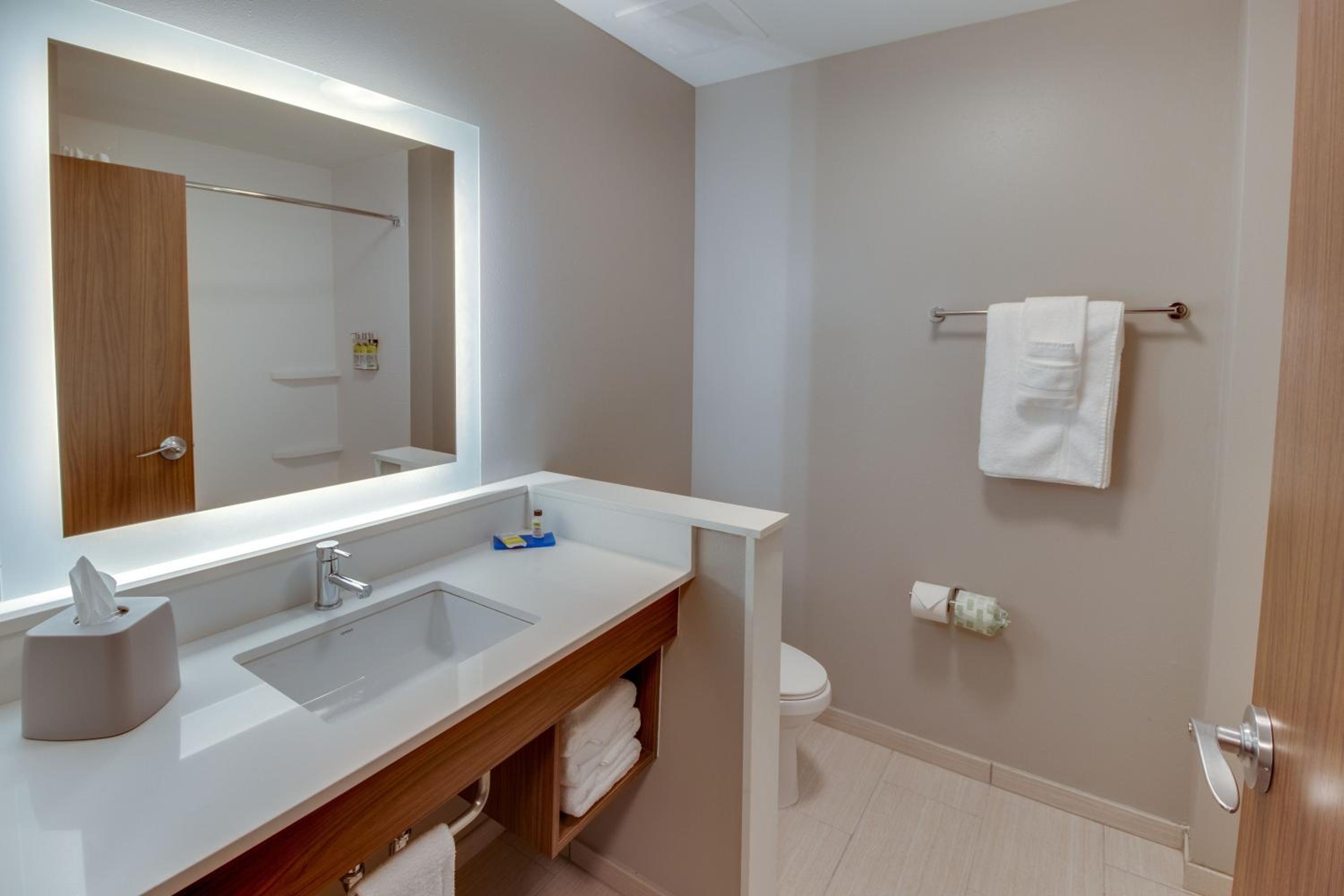 Standard King Room - Photo 6