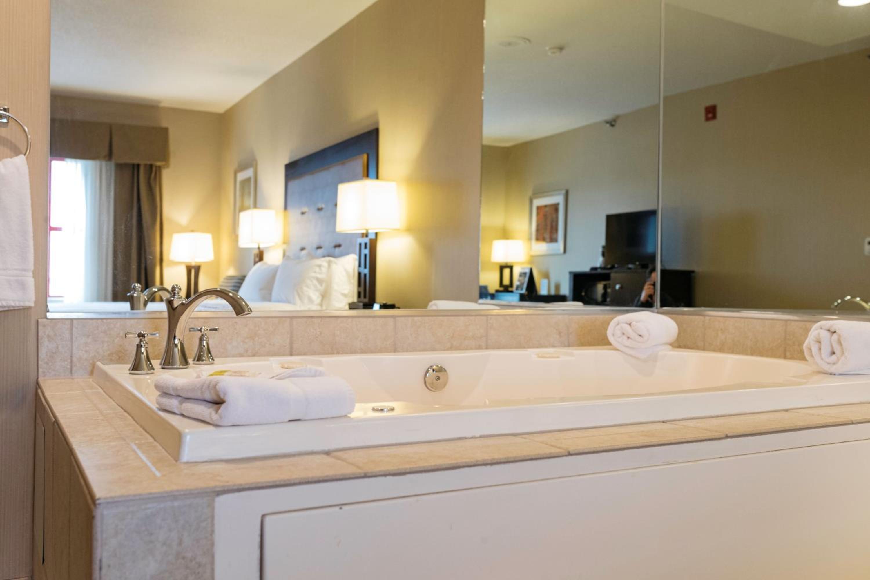 King Room with Spa Bath - Photo 2