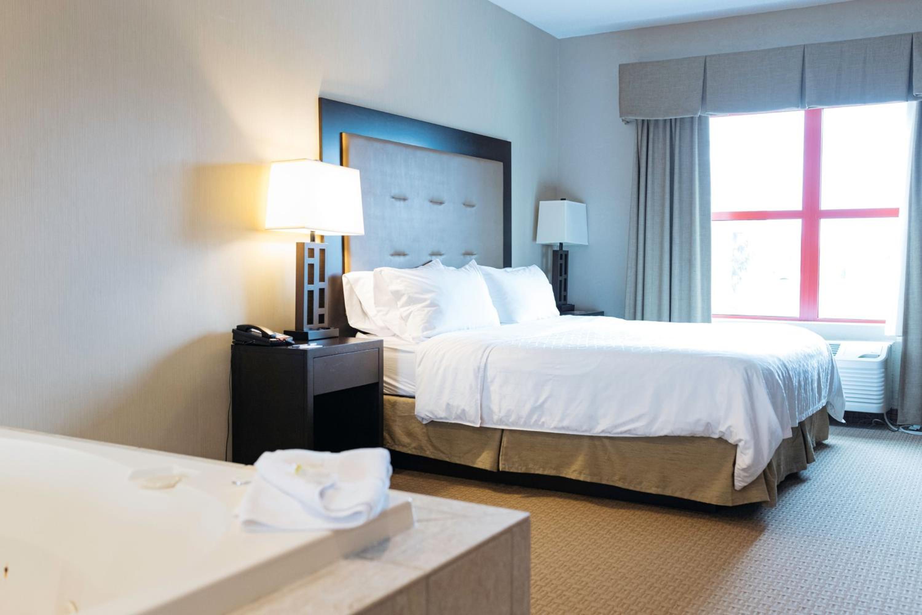 King Suite - Non-Smoking - Photo 2