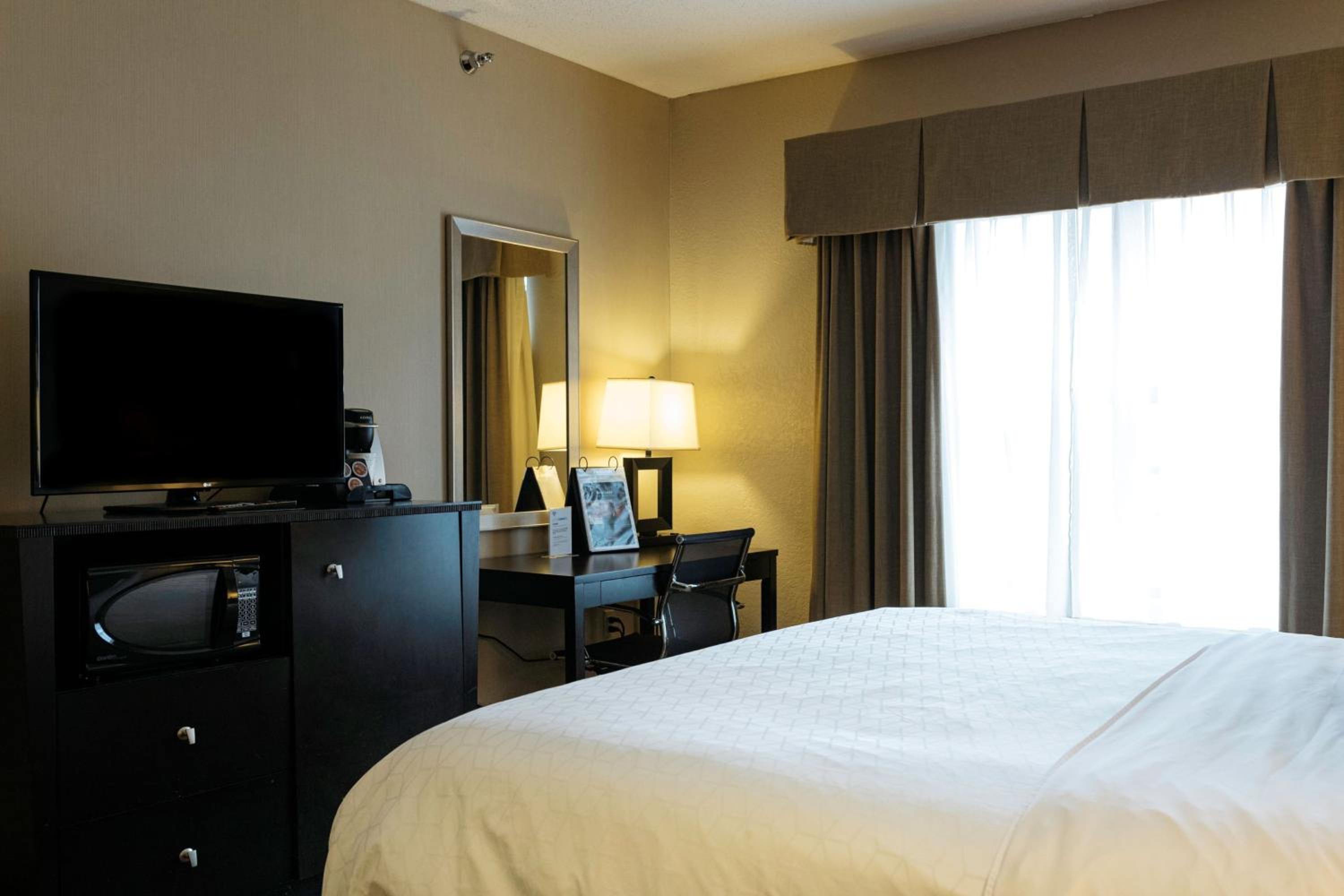Standard King Room with Mobility Accessible Tub - Photo 3