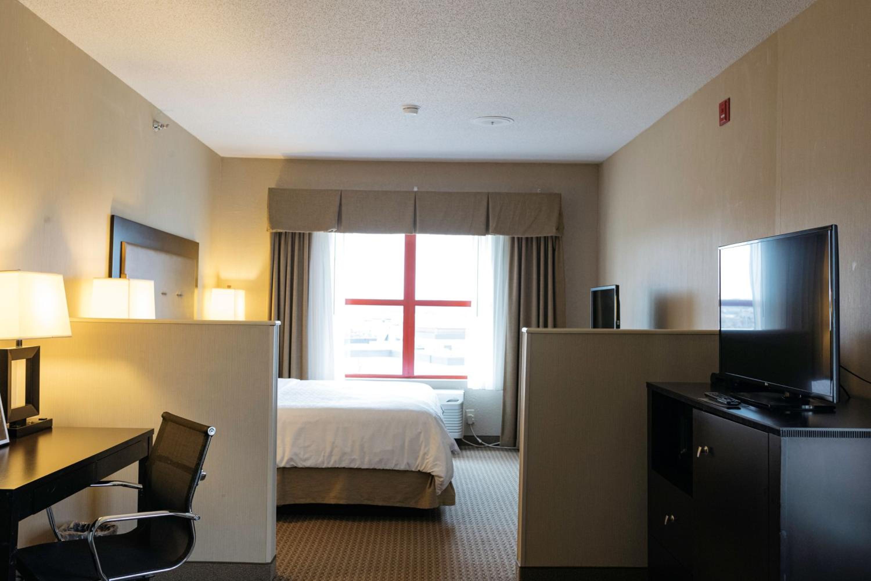 Standard King Room with Sofa Bed - Photo 2