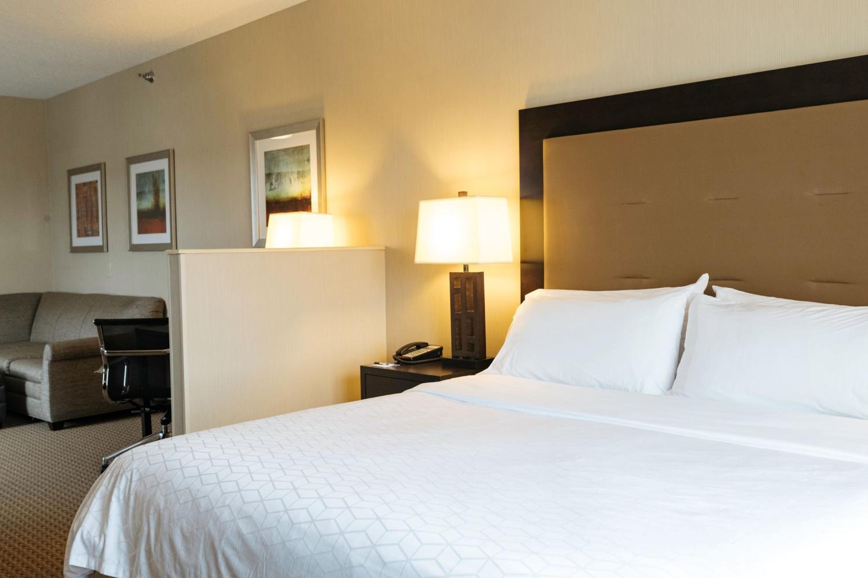 Standard King Room with Sofa Bed - Photo 1