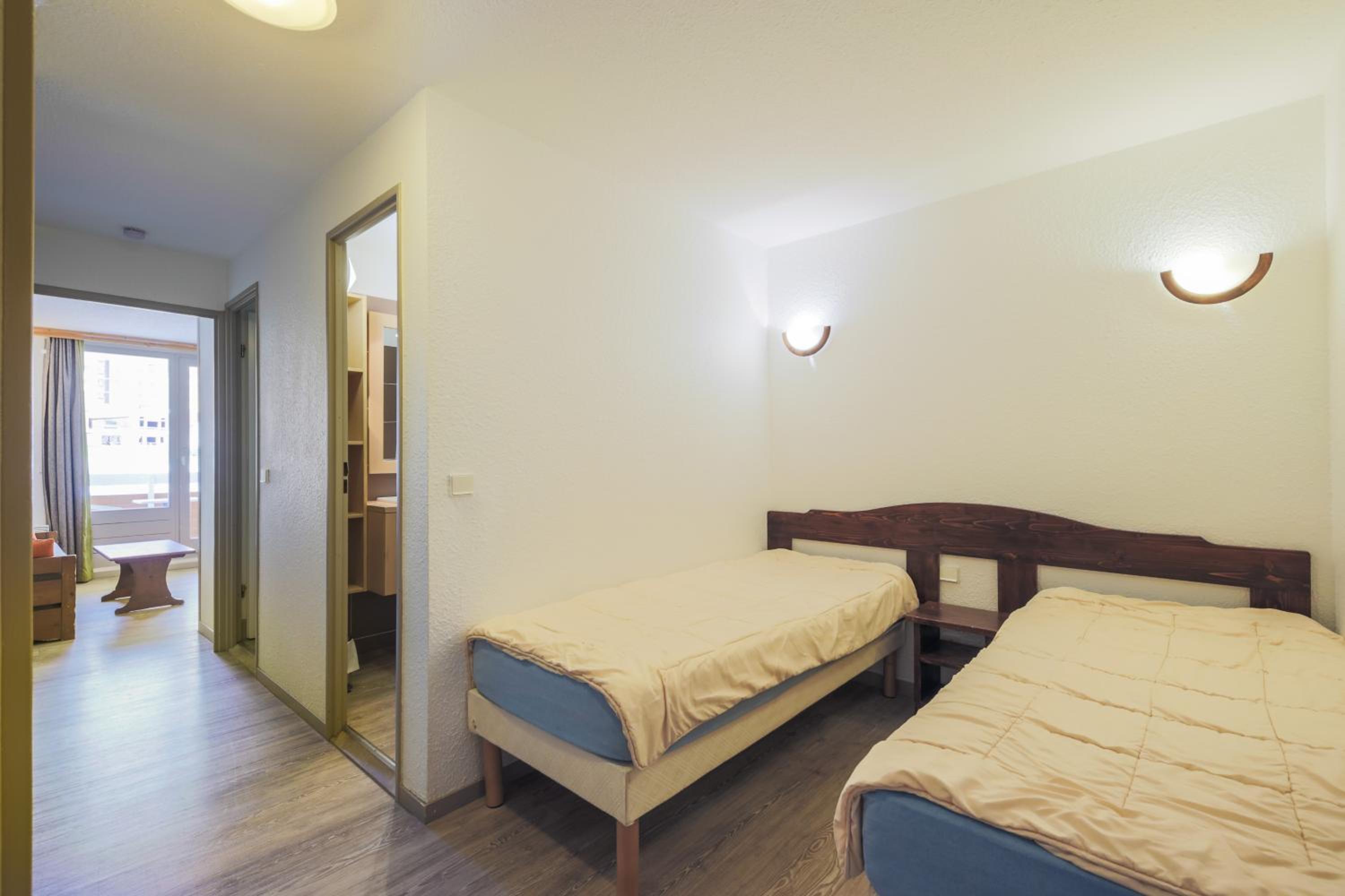 Select One-Bedroom Apartment (5 People)