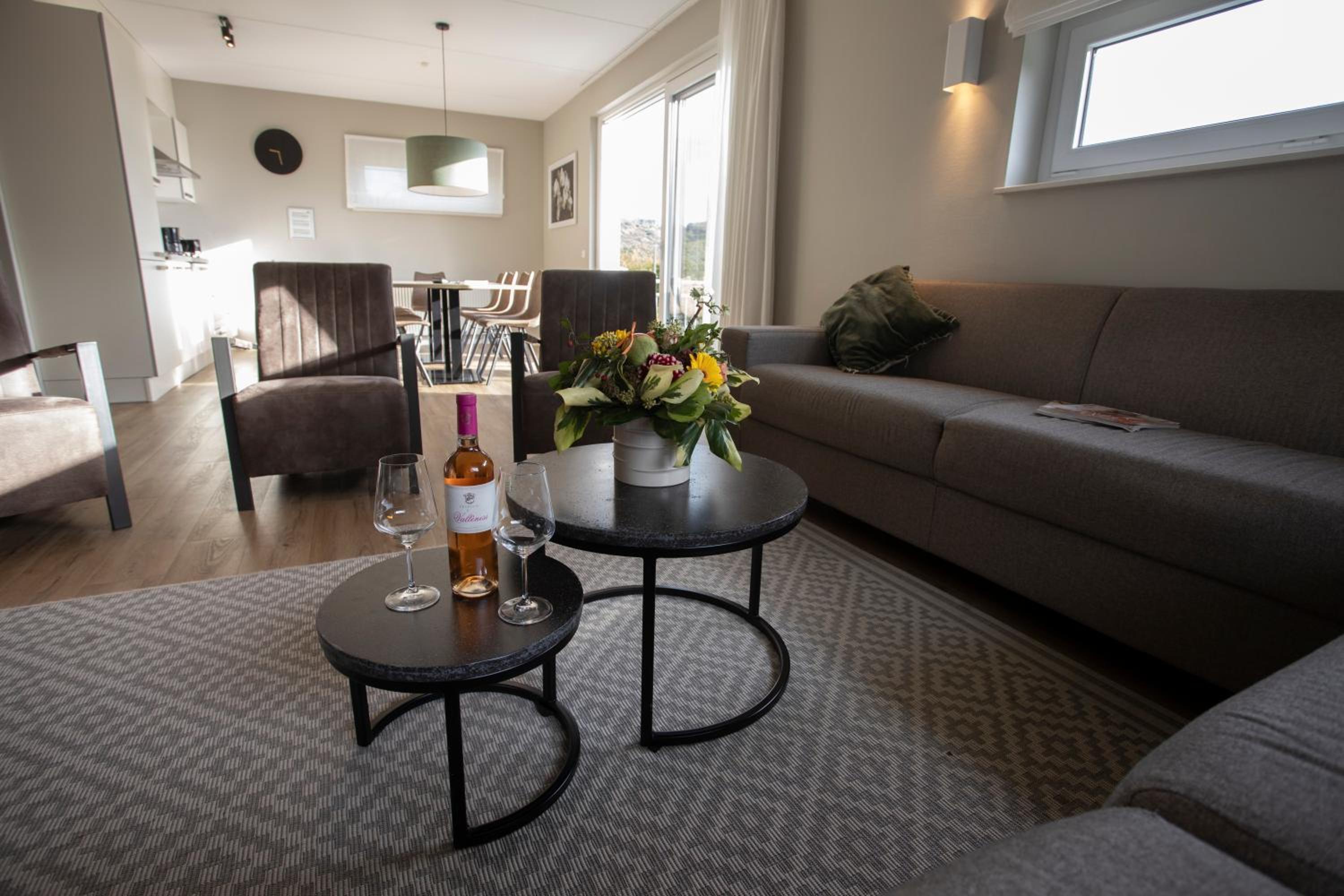 Five-Bedroom Bungalow - Photo 1