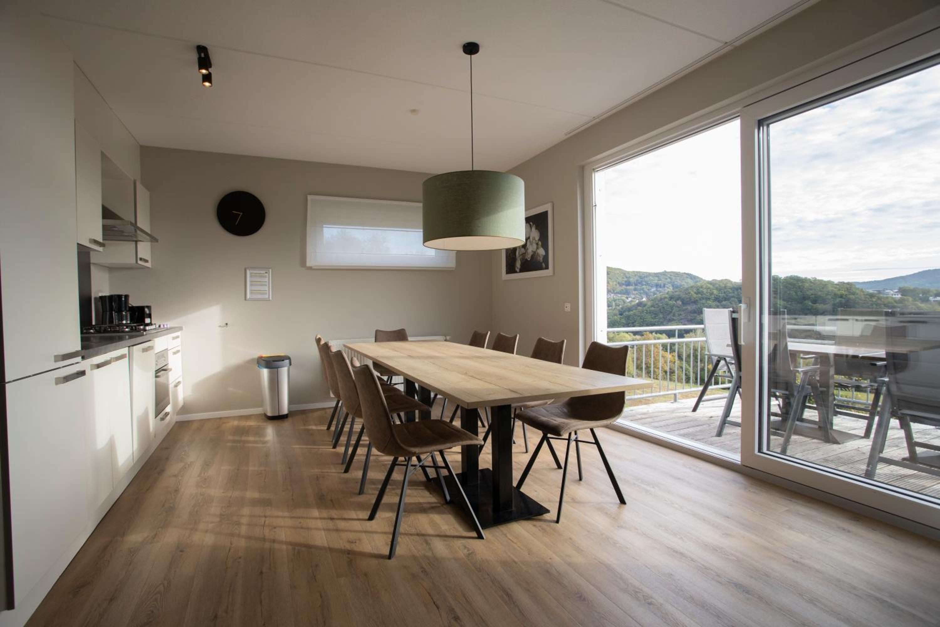 Five-Bedroom Bungalow - Photo 3