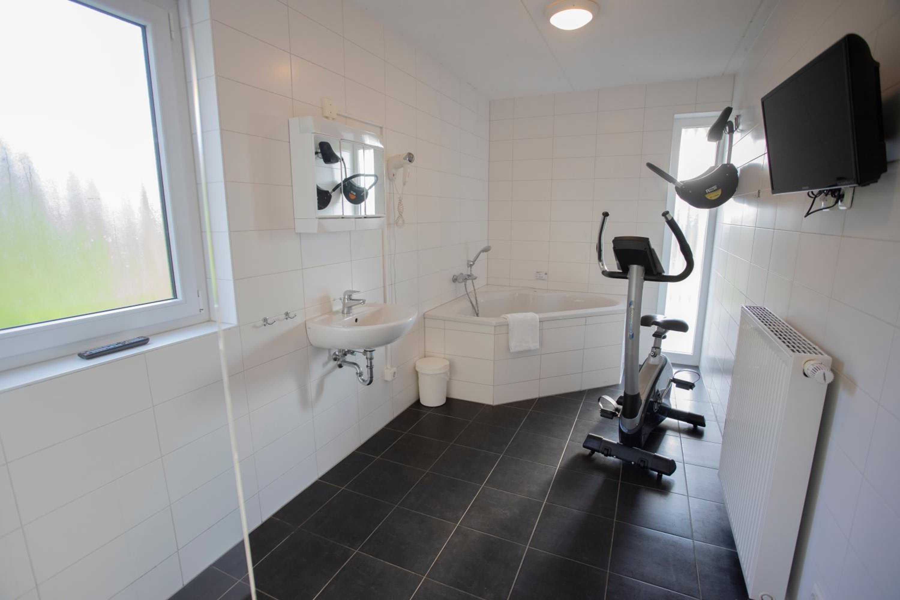 Five-Bedroom Bungalow - Photo 11