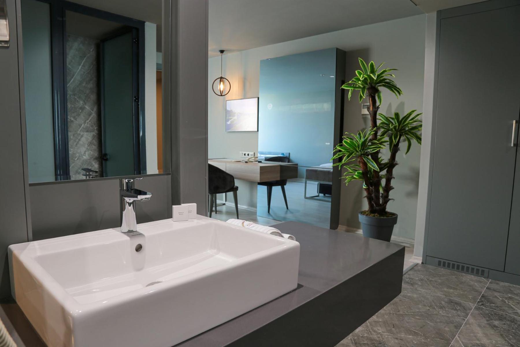 King Room with Sea View thumbnail 6