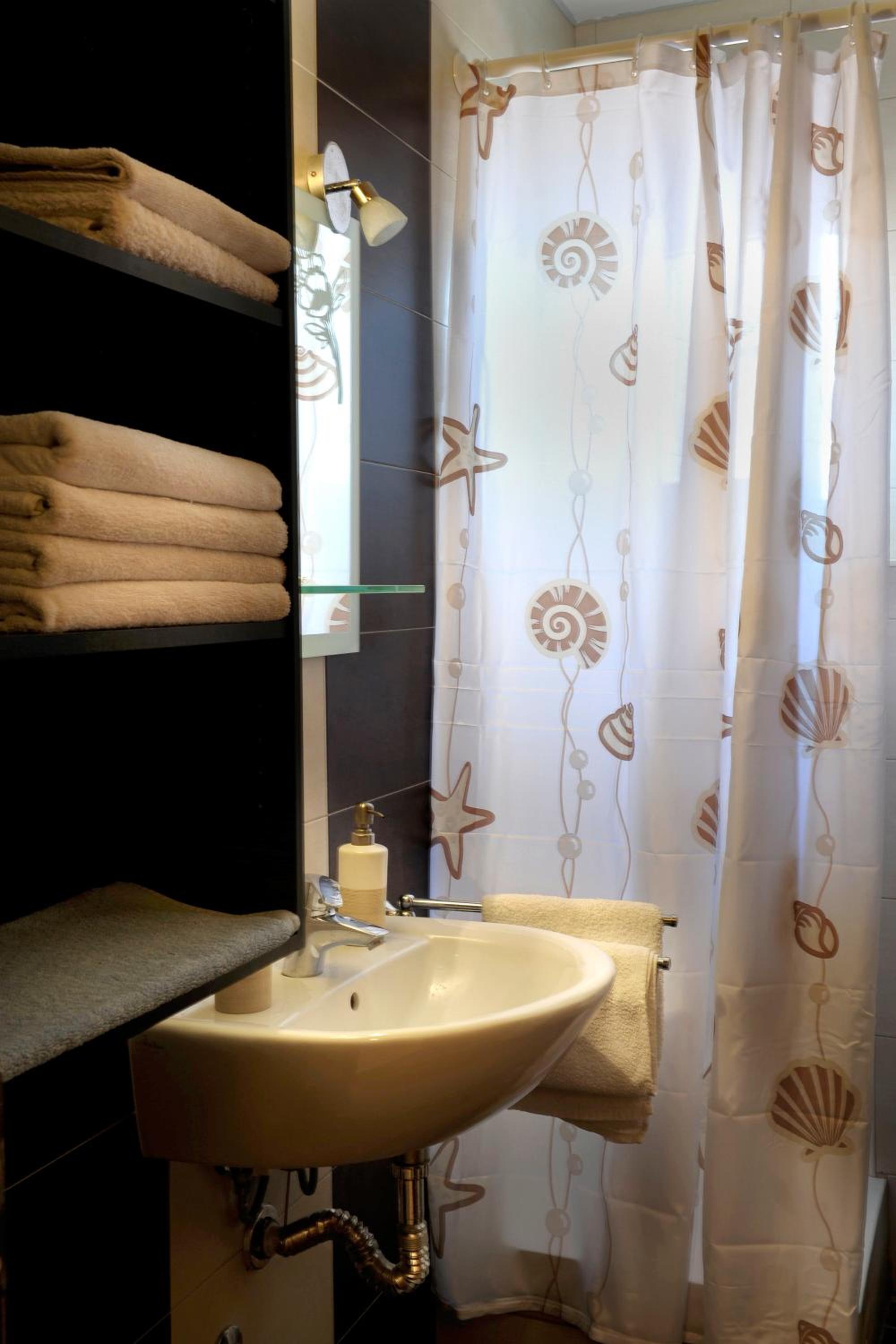 One-Bedroom Apartment (4 Adults) - Photo 2