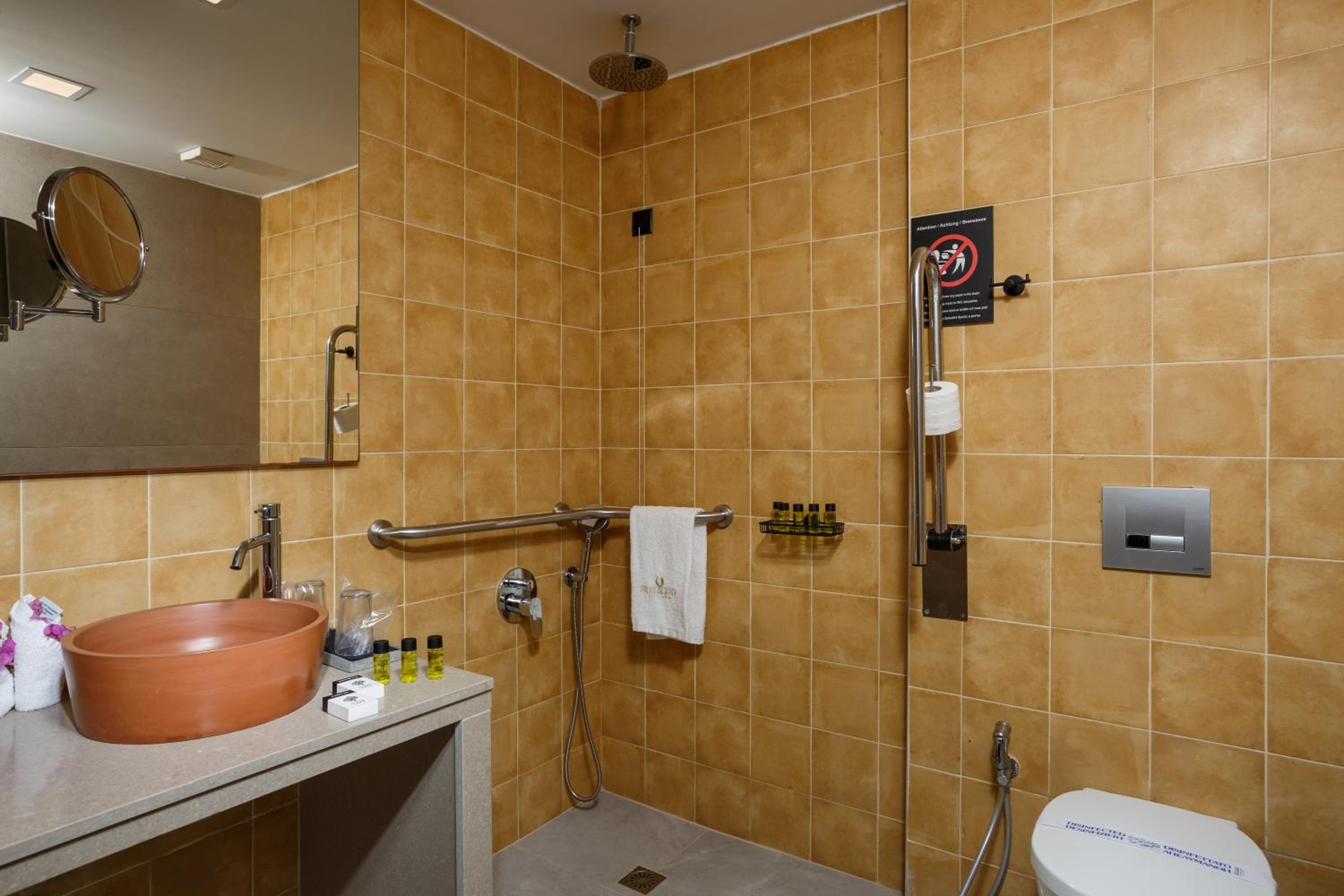 Superior Room Wheelchair Accessible - Photo 3