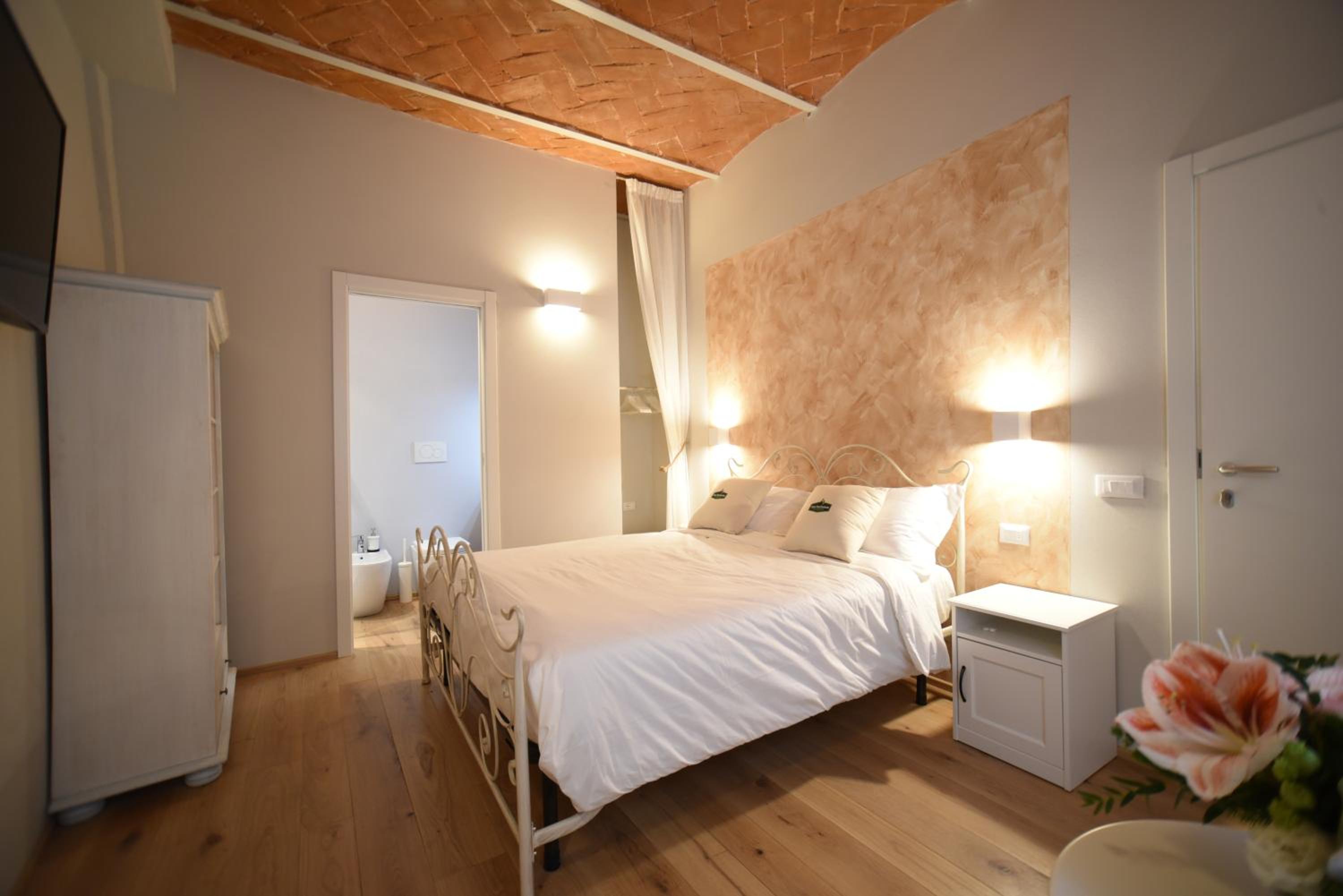 Double Room with Private Bathroom - Photo 3