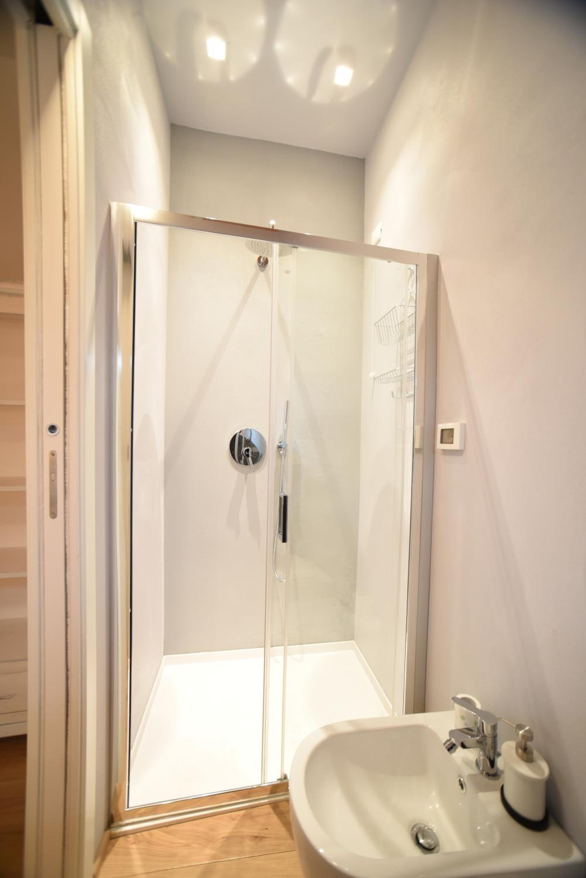 Double Room with Private Bathroom - Photo 9
