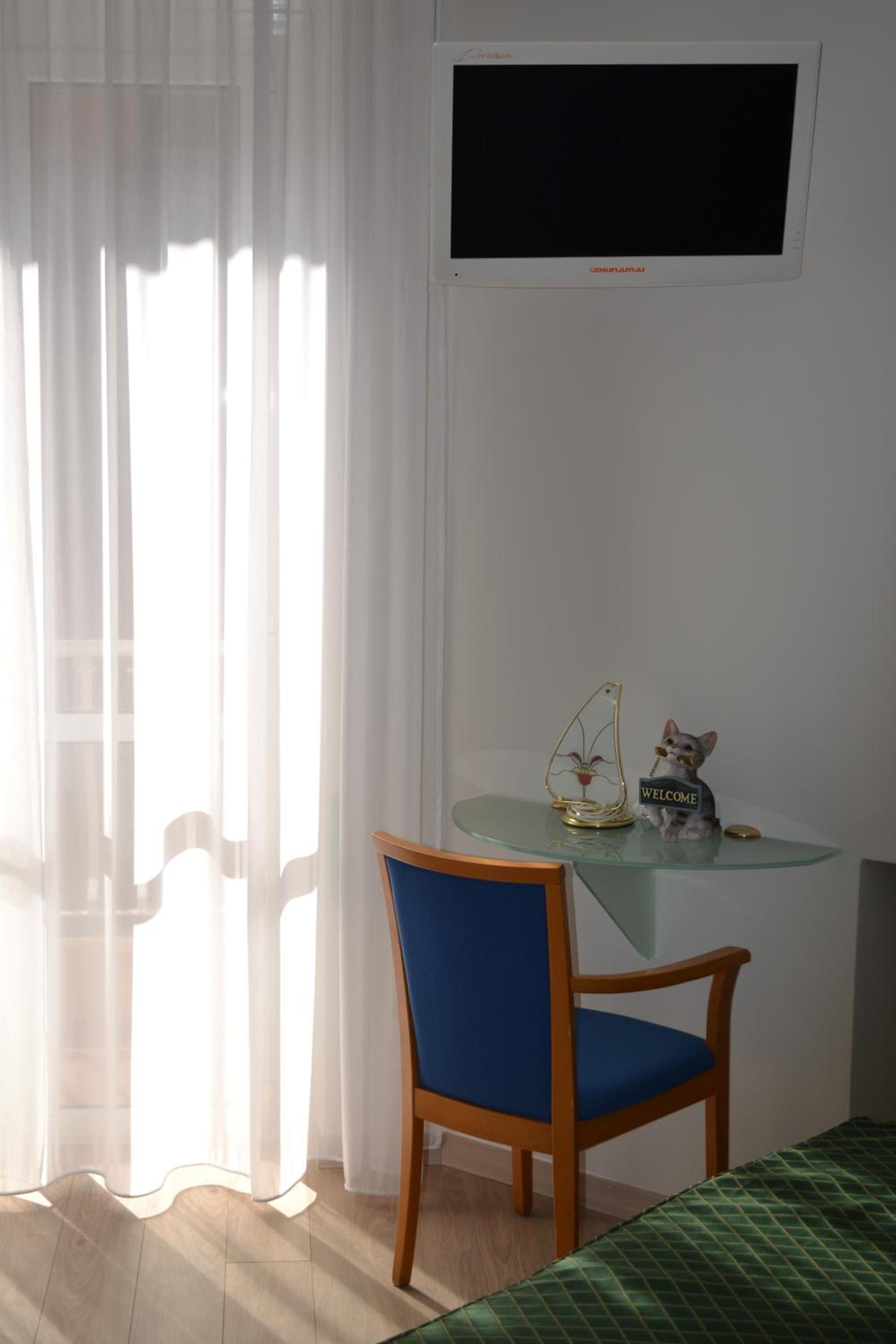 Double or Twin Room - Photo 5