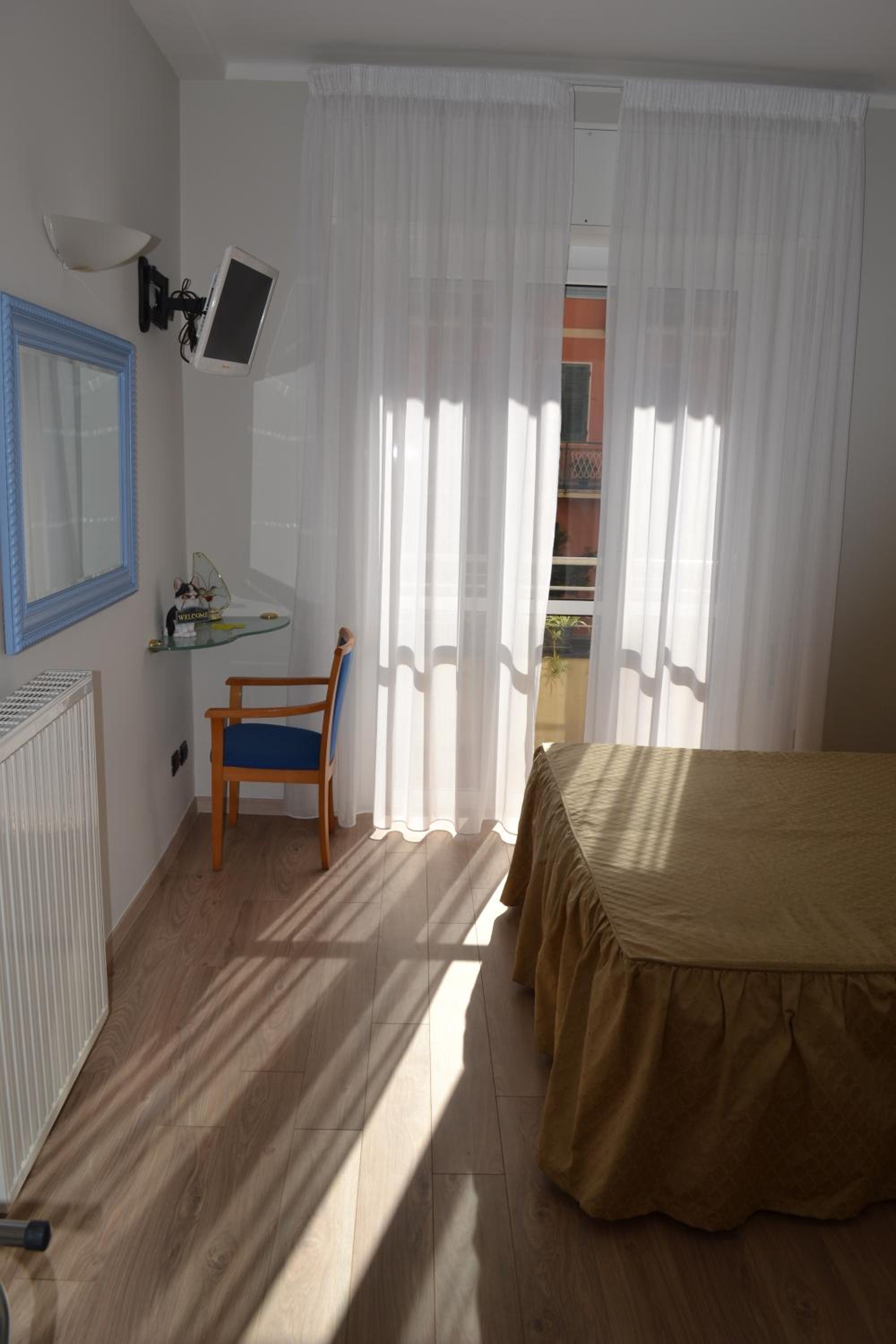 Double or Twin Room - Photo 4