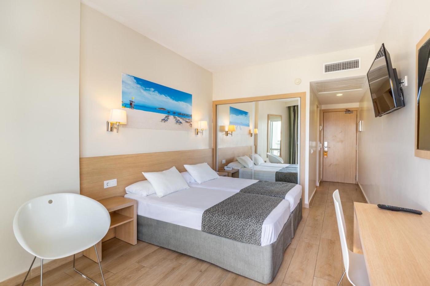 Twin Room with Pool View - Photo 1