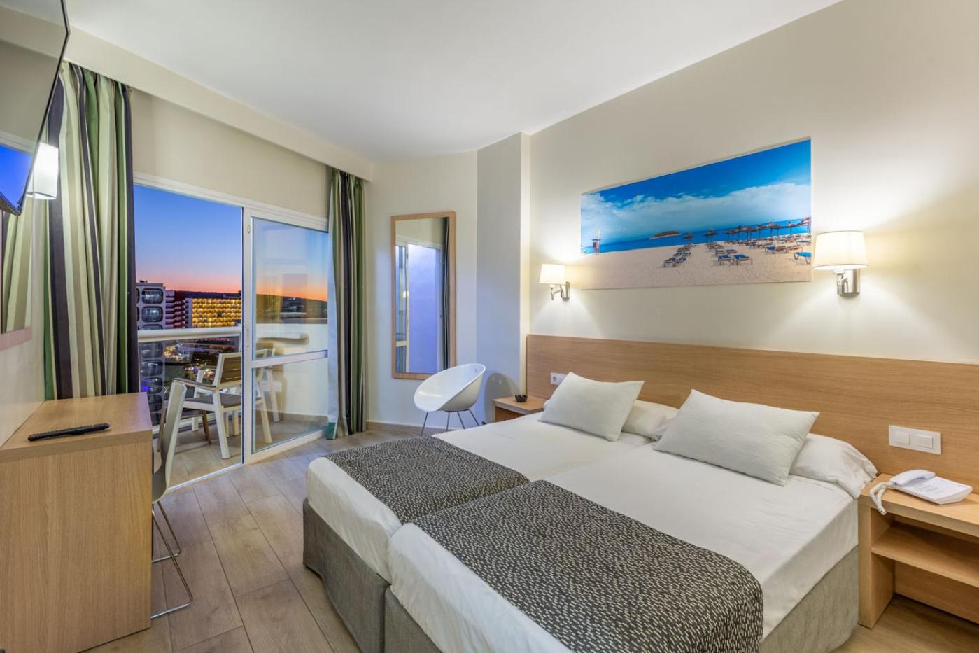 Twin Room with Pool View - Photo 6