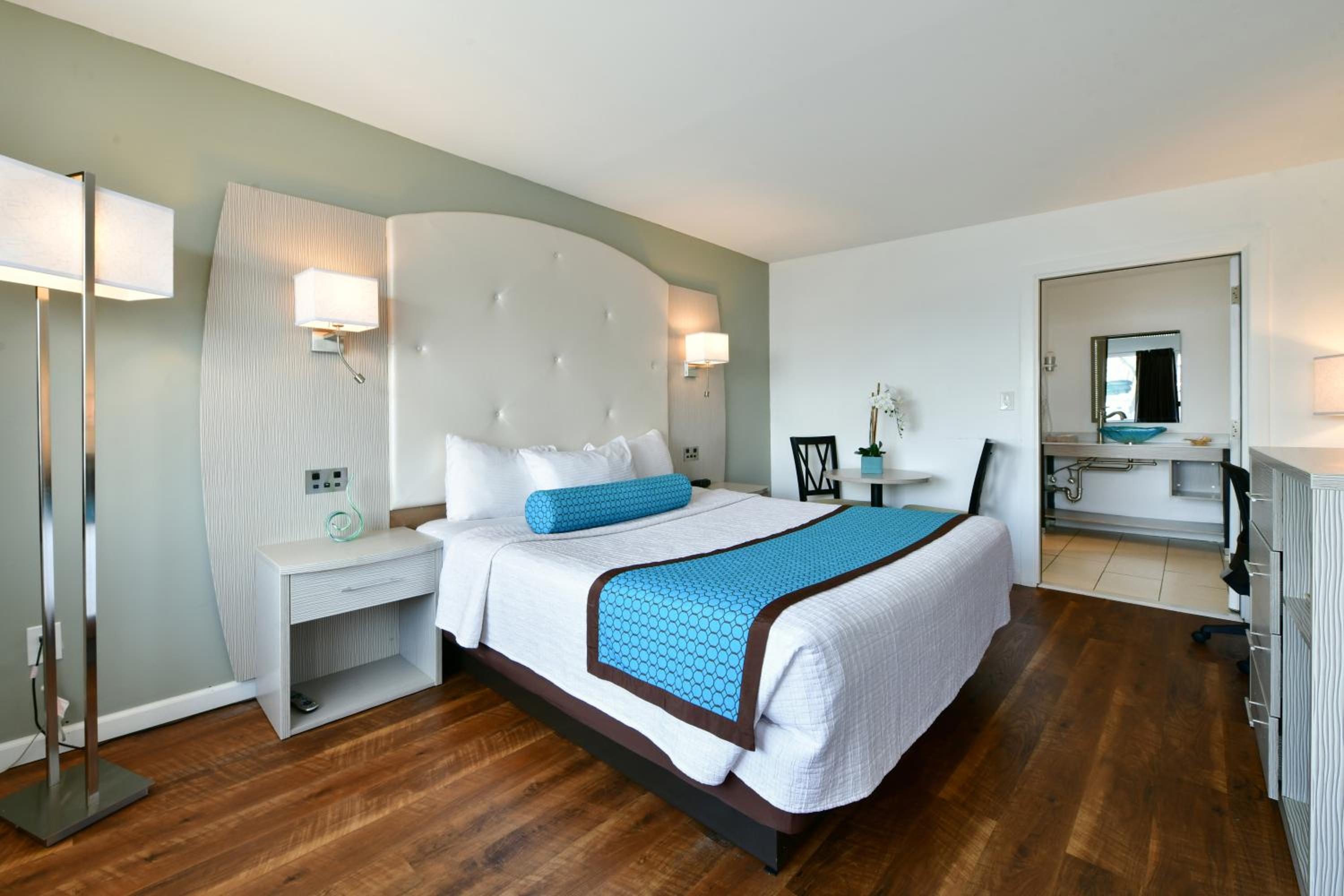 Deluxe King Room - Photo 1