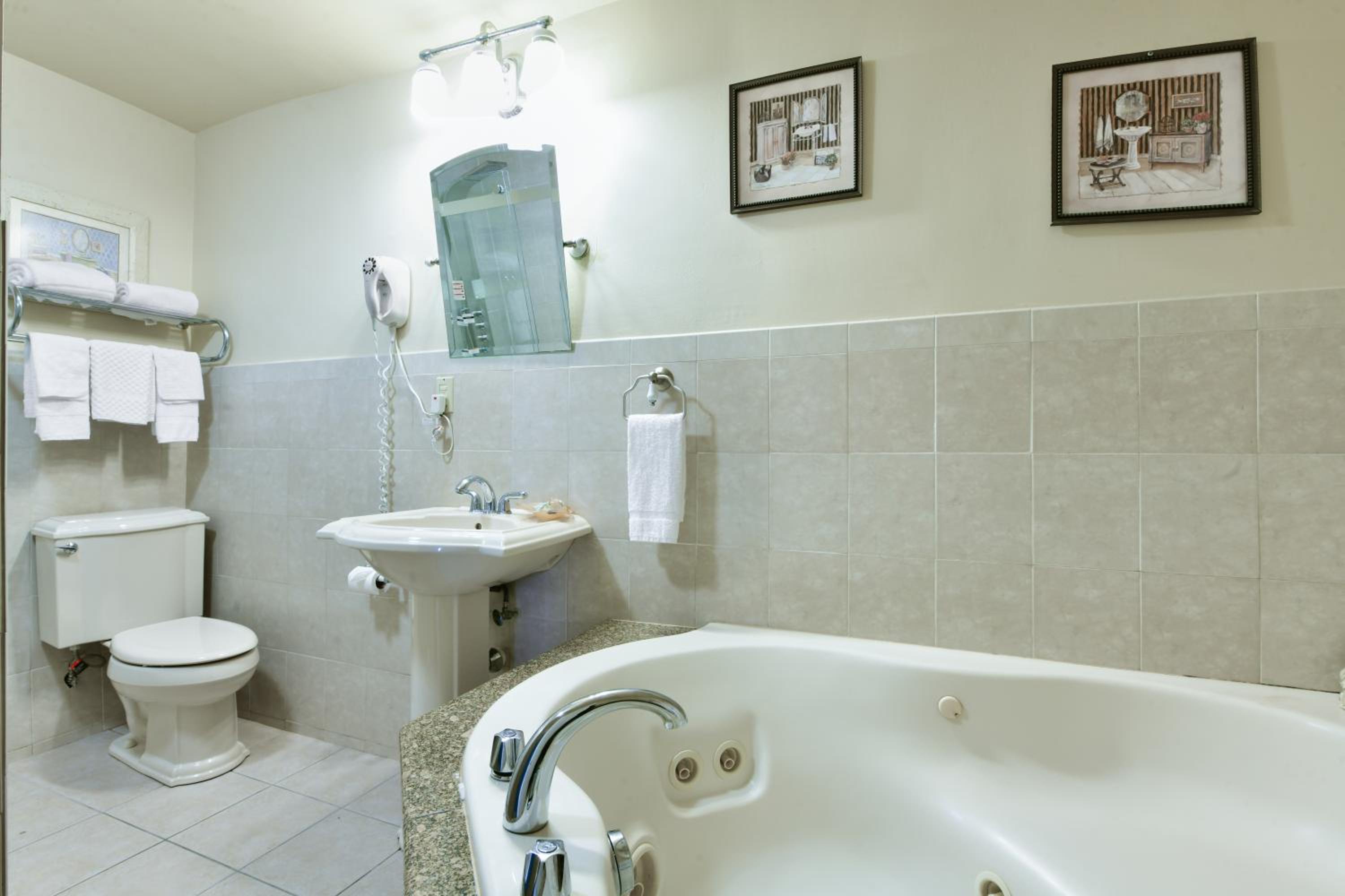 King Room with Spa Bath - Photo 2