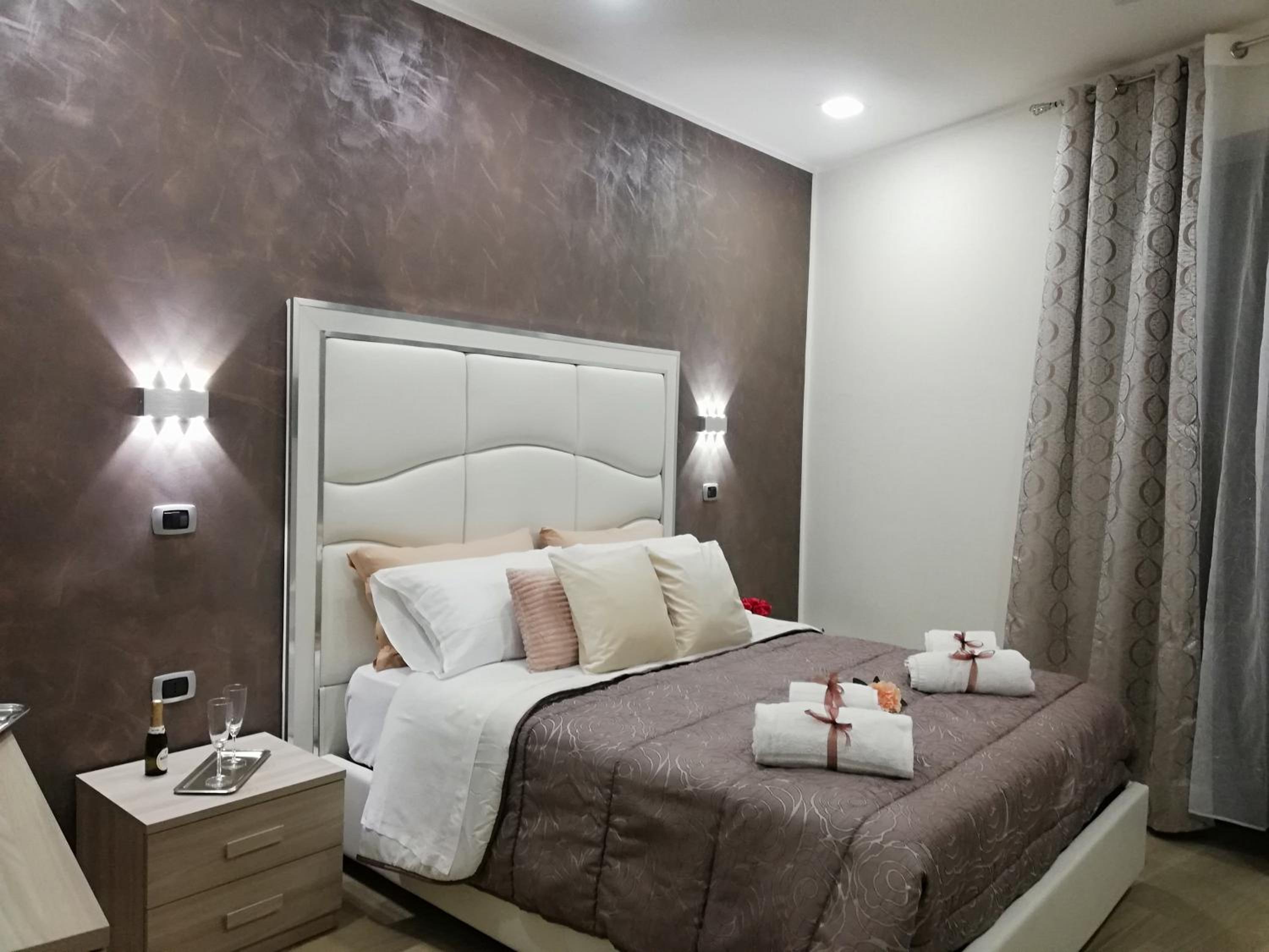 Deluxe Double Room with Balcony - Photo 13