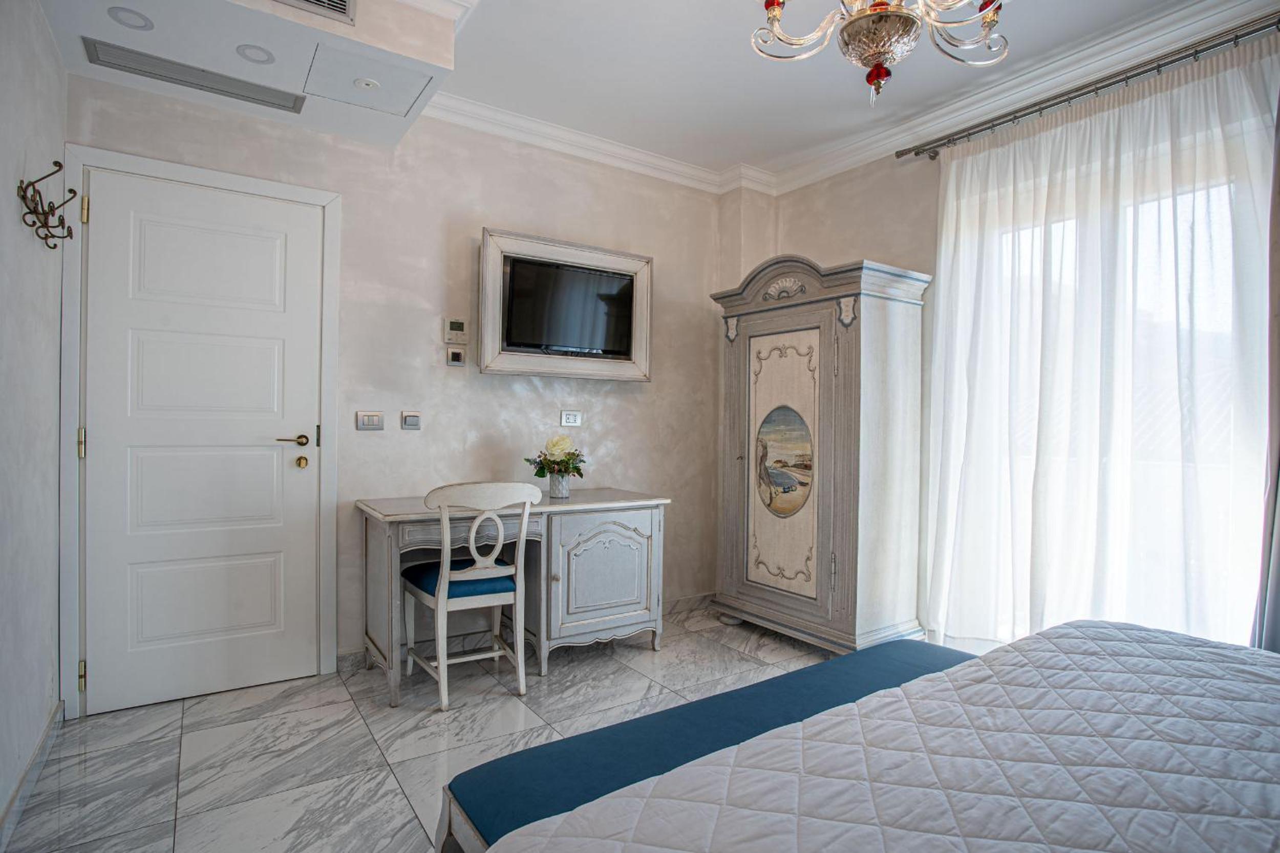 Deluxe Double Room with Balcony photo 3
