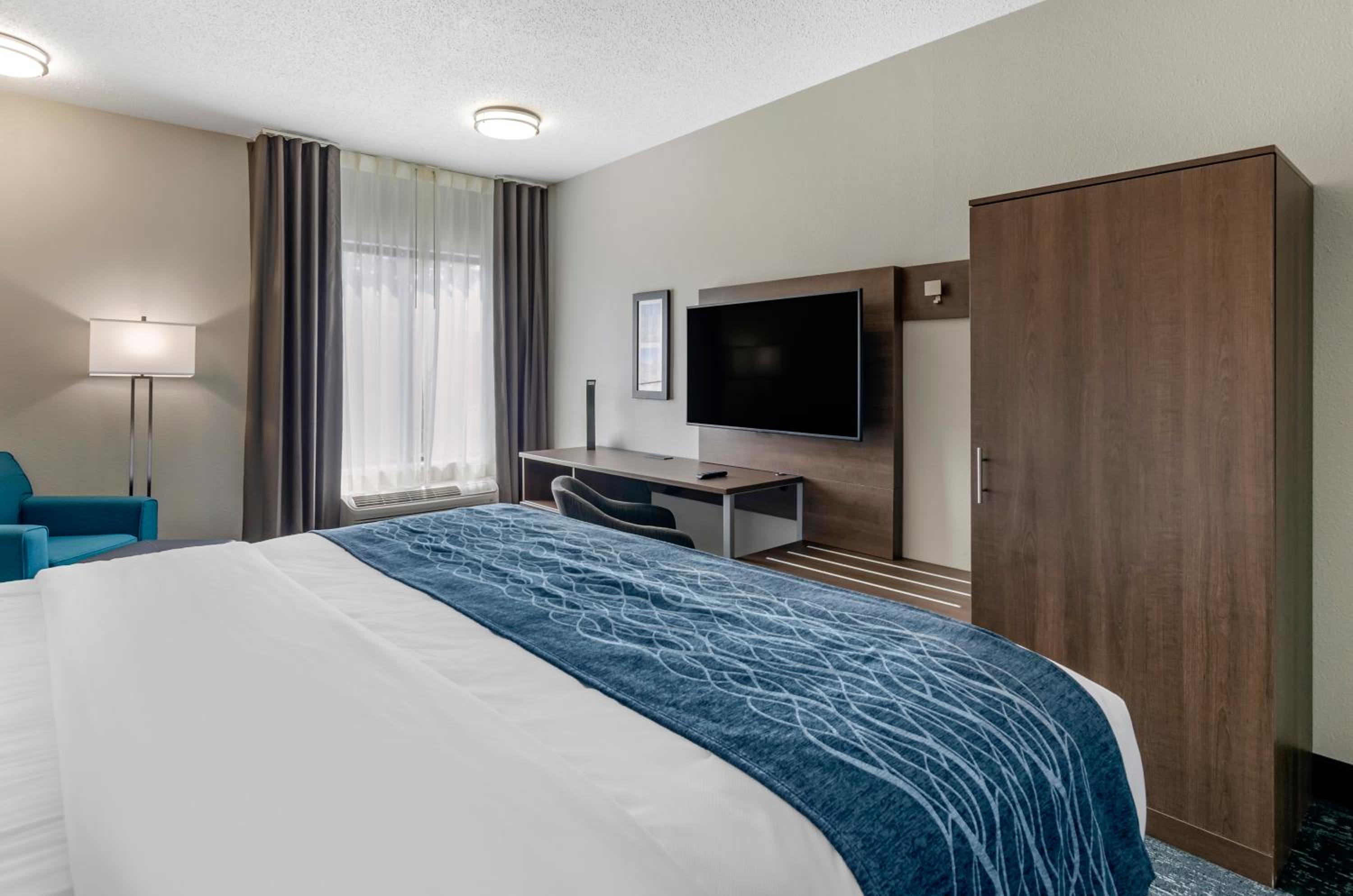 Queen Room with Two Queen Beds - Non Smoking/Pet Friendly - Photo 3